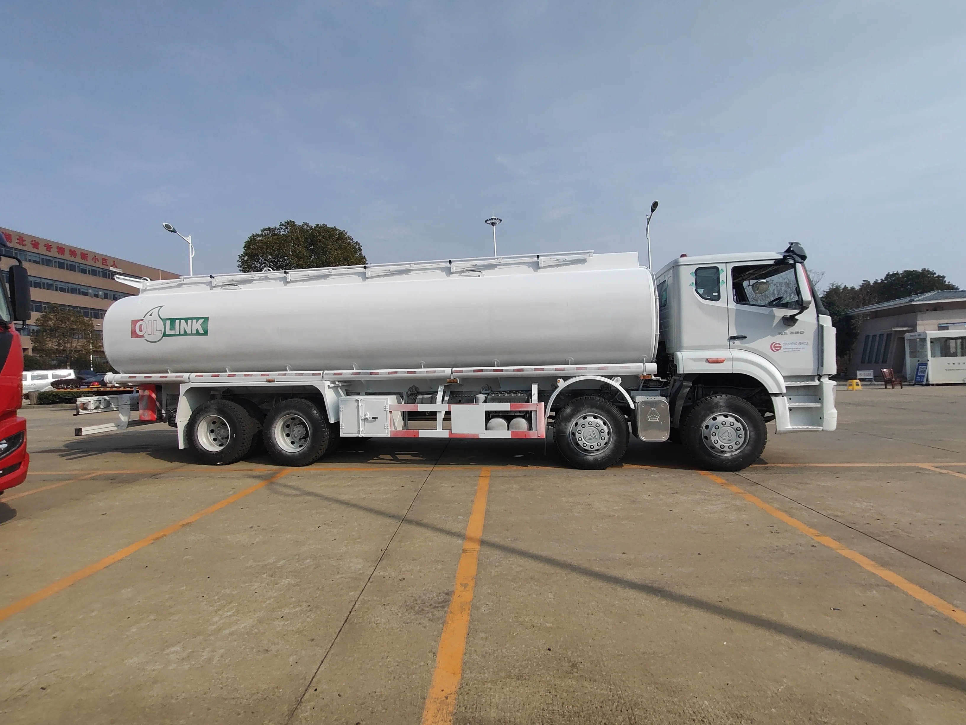 Heavy Duty Sinotruck HOWO 8X4 Diesel Tank Oil Fuel Transport Fuel Delivery Tanker Truck