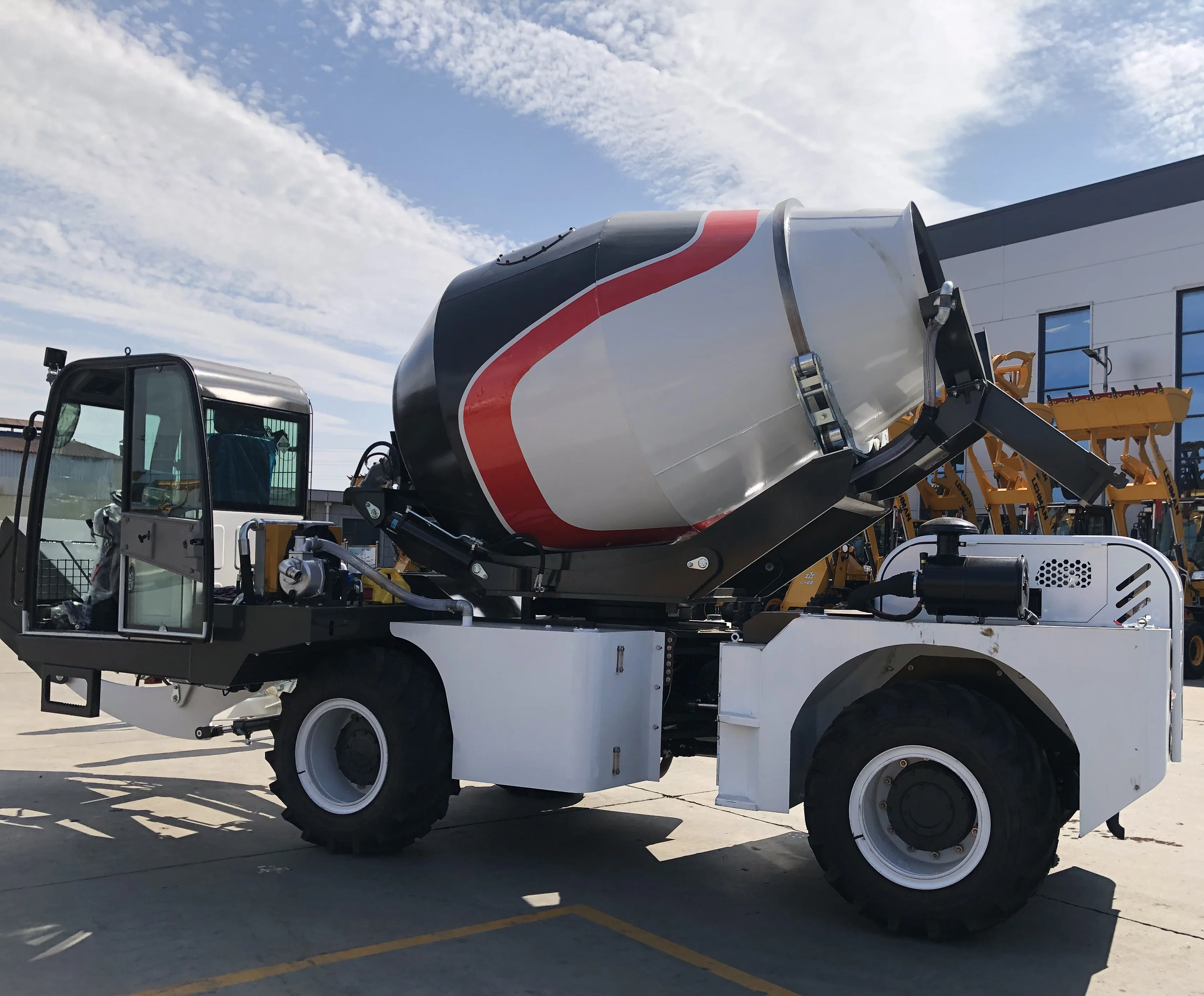 Небольшая конкурентоспособная цена самозагружаемый цементный Бетономешалка для продажи