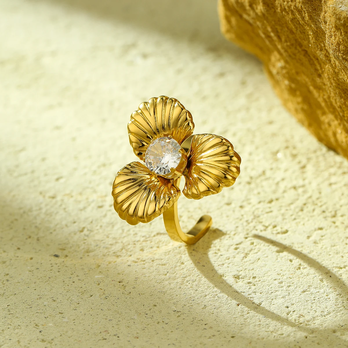 High quality stainless steel 18K PVD gold-plated clover ring with inlaid rhinestone fashion crystal flower ring for women