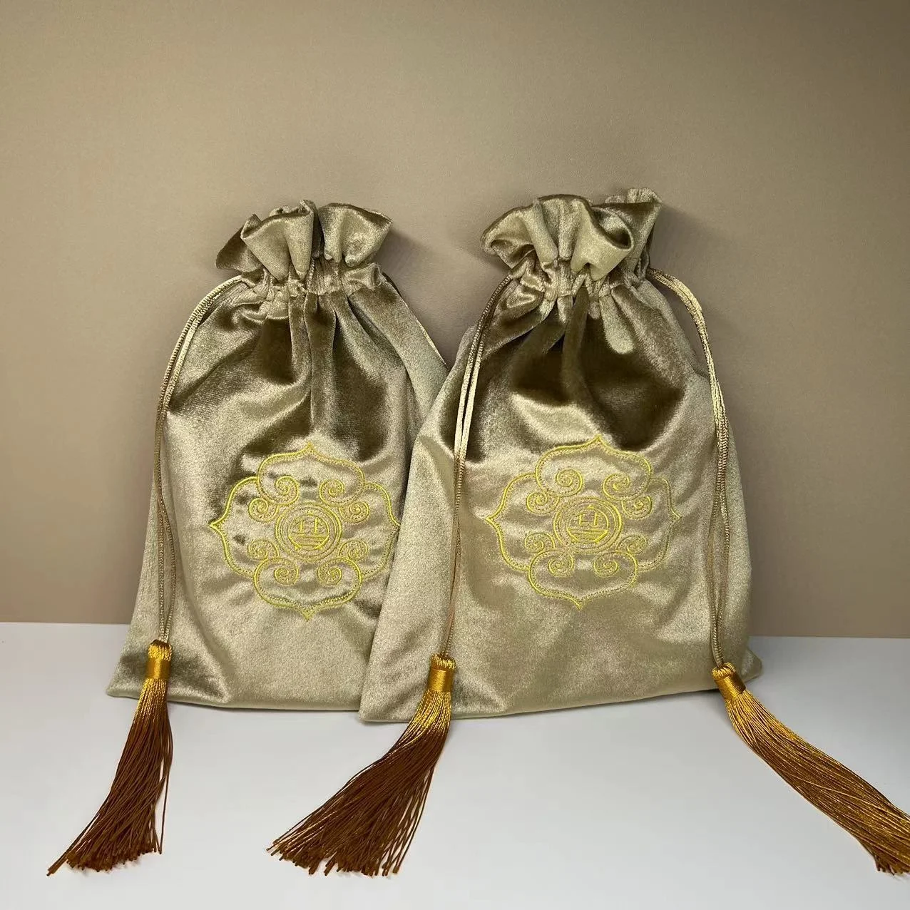 Luxury Custom Silky Velvet Drawstring Bag Eco Garment Storage Packaging Bag Velvet Jewellery Shoe Dust Bag with Embroidered Logo