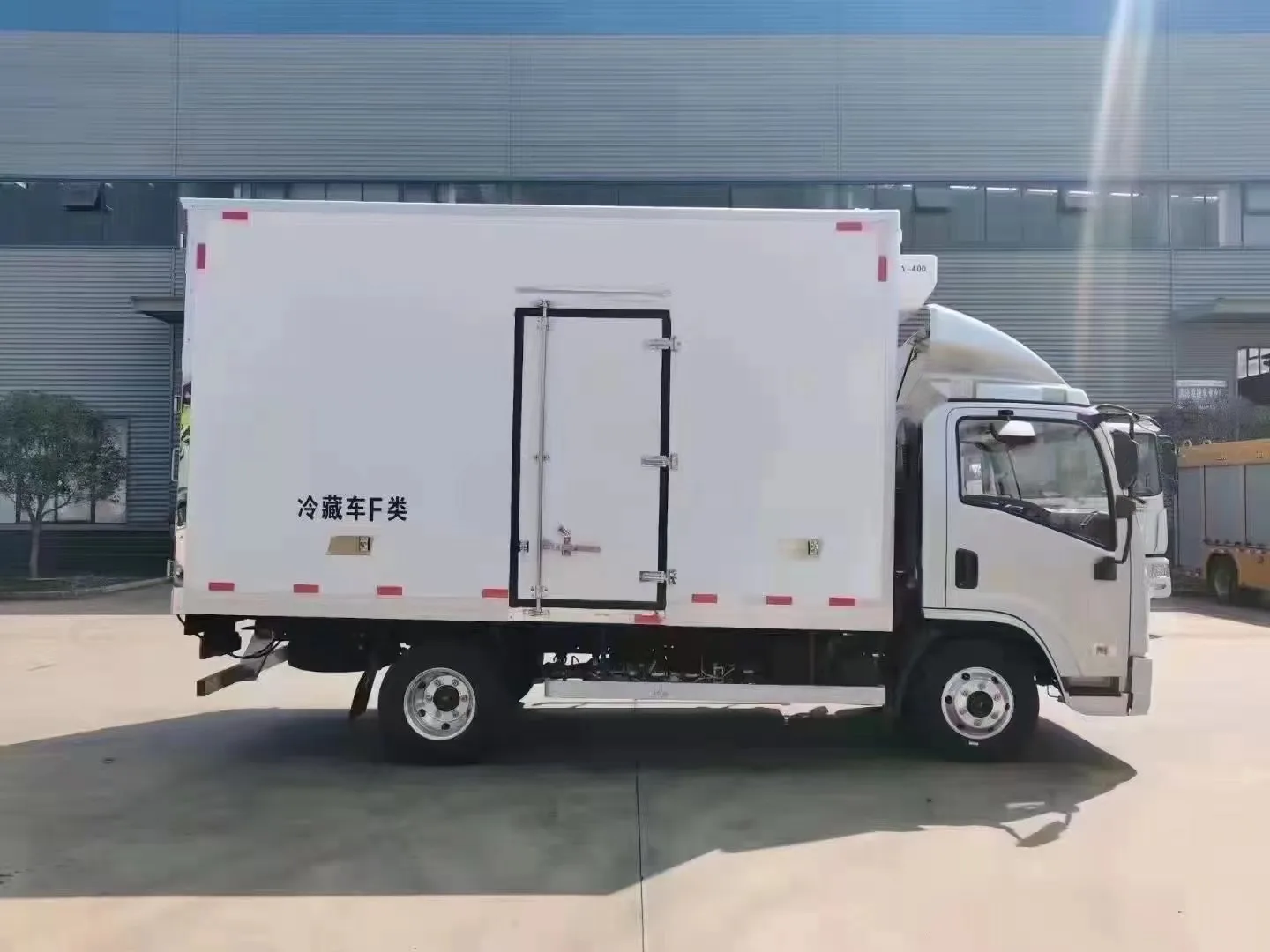 Chinese Good Quality  SHACMAN 5 Tons 4x2 Double chair Refrigerated truck Frozen Van Cargo Box Food Truck With Low Price