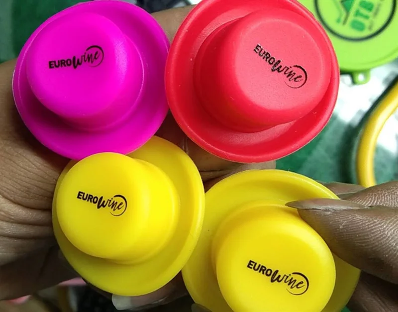 BPA Free Good Quality Hat Shaped Silicone Wine Bottle Stopper with Ccrew Threaded Cork