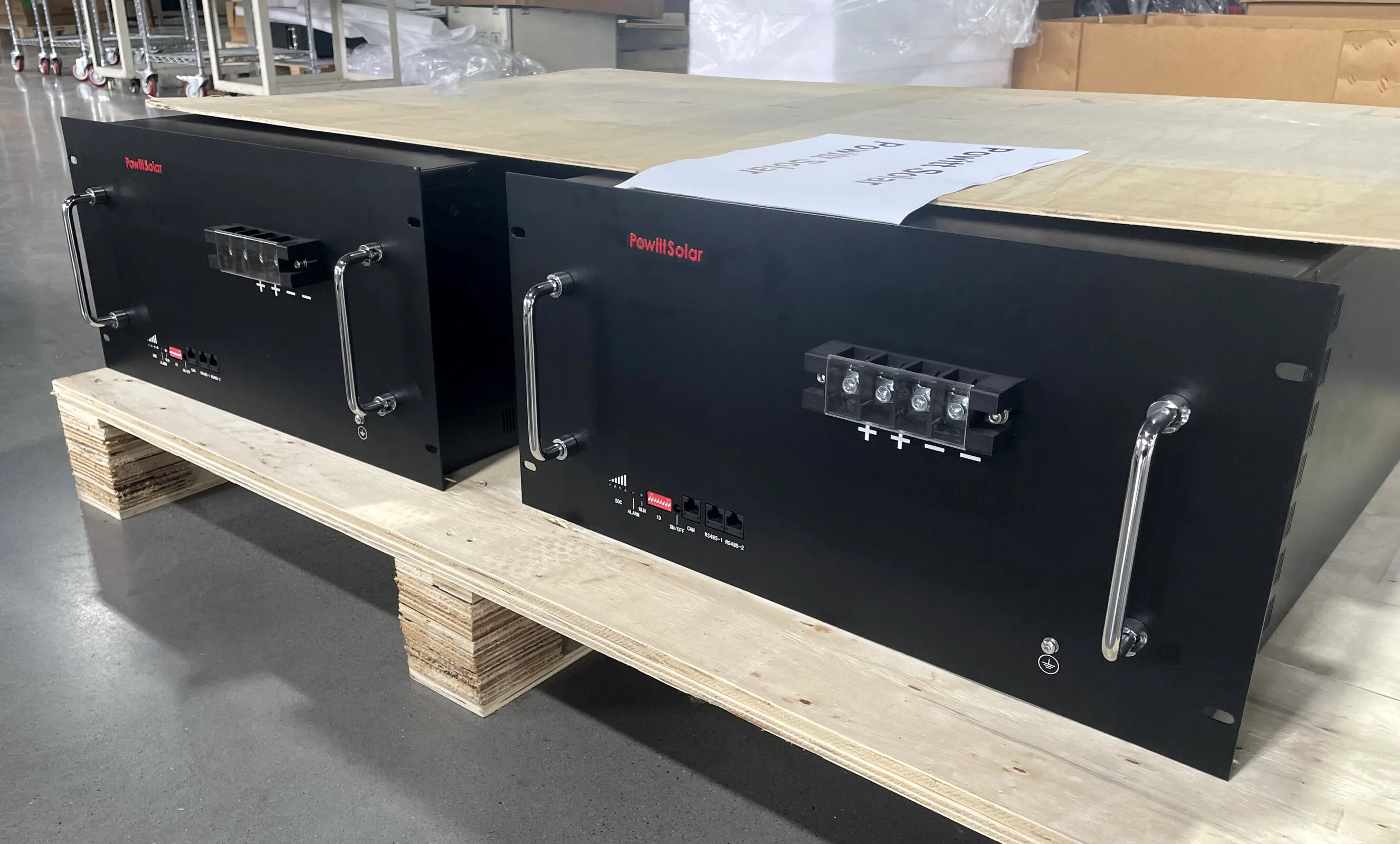 Литиевая батарея 51 2 v 200ah установленная на стойке Powitt