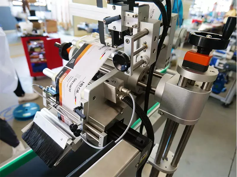 Flat Label Applicator For Flat and Near Flat Items Labeling Machine