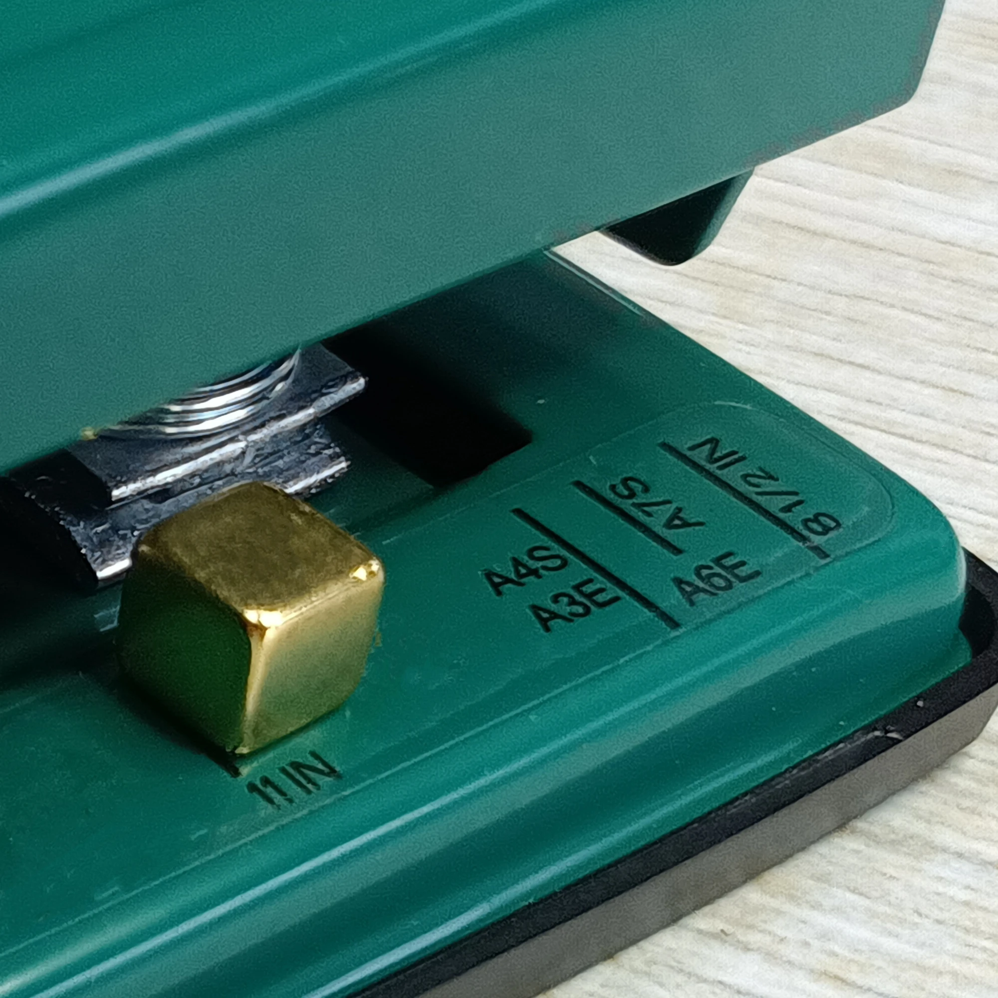 Candy Color Metal 4 Holes Punchers A4 A5 A6 Standard Leaf Paper Punch Mushroom T Shape Hole Punch