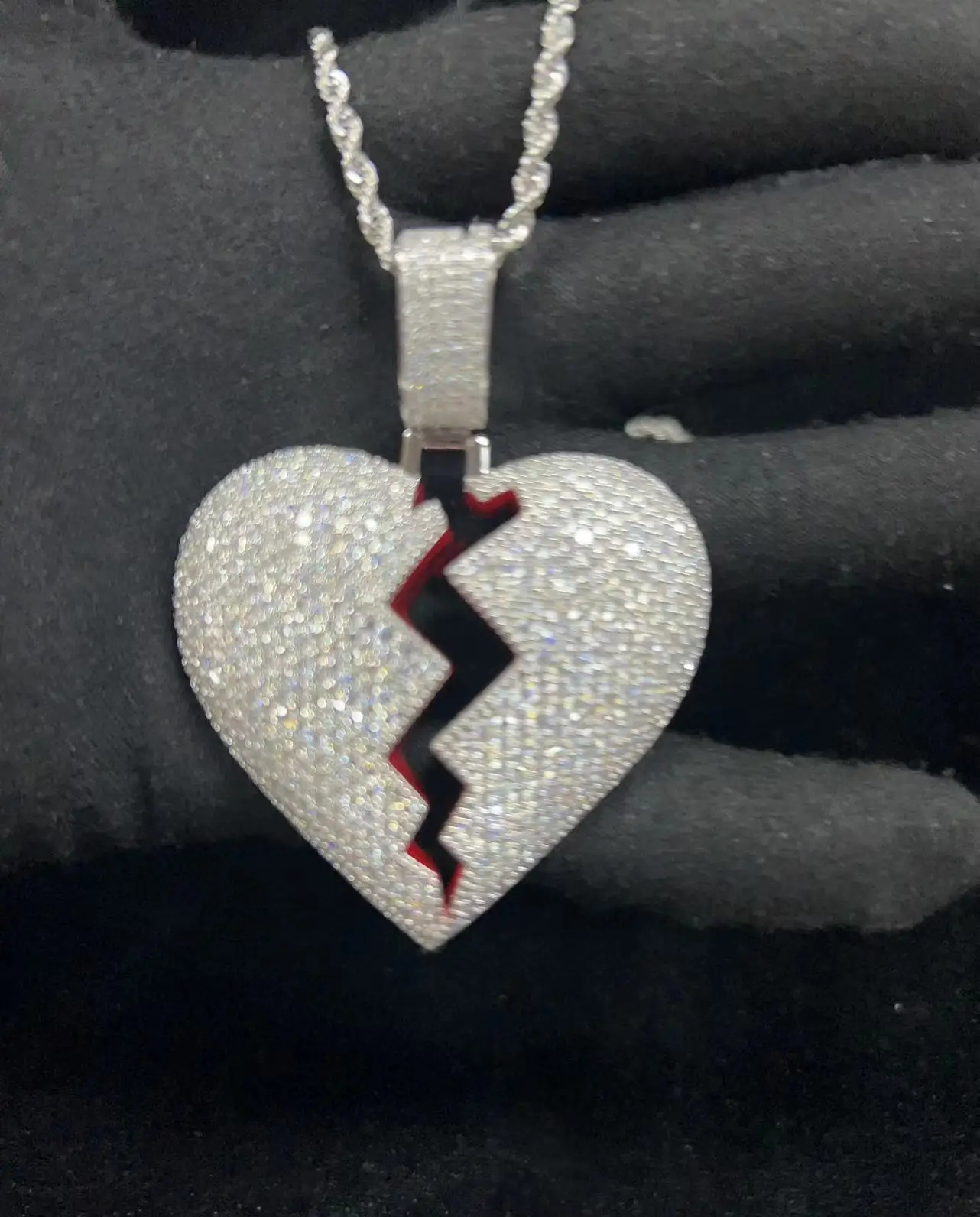 De Pass Diamond Tester Hip Hop Mens Luxury 925 Silver VVS Moissanite Diamond Iced Out Broken Heart Pendant Necklace with GRA