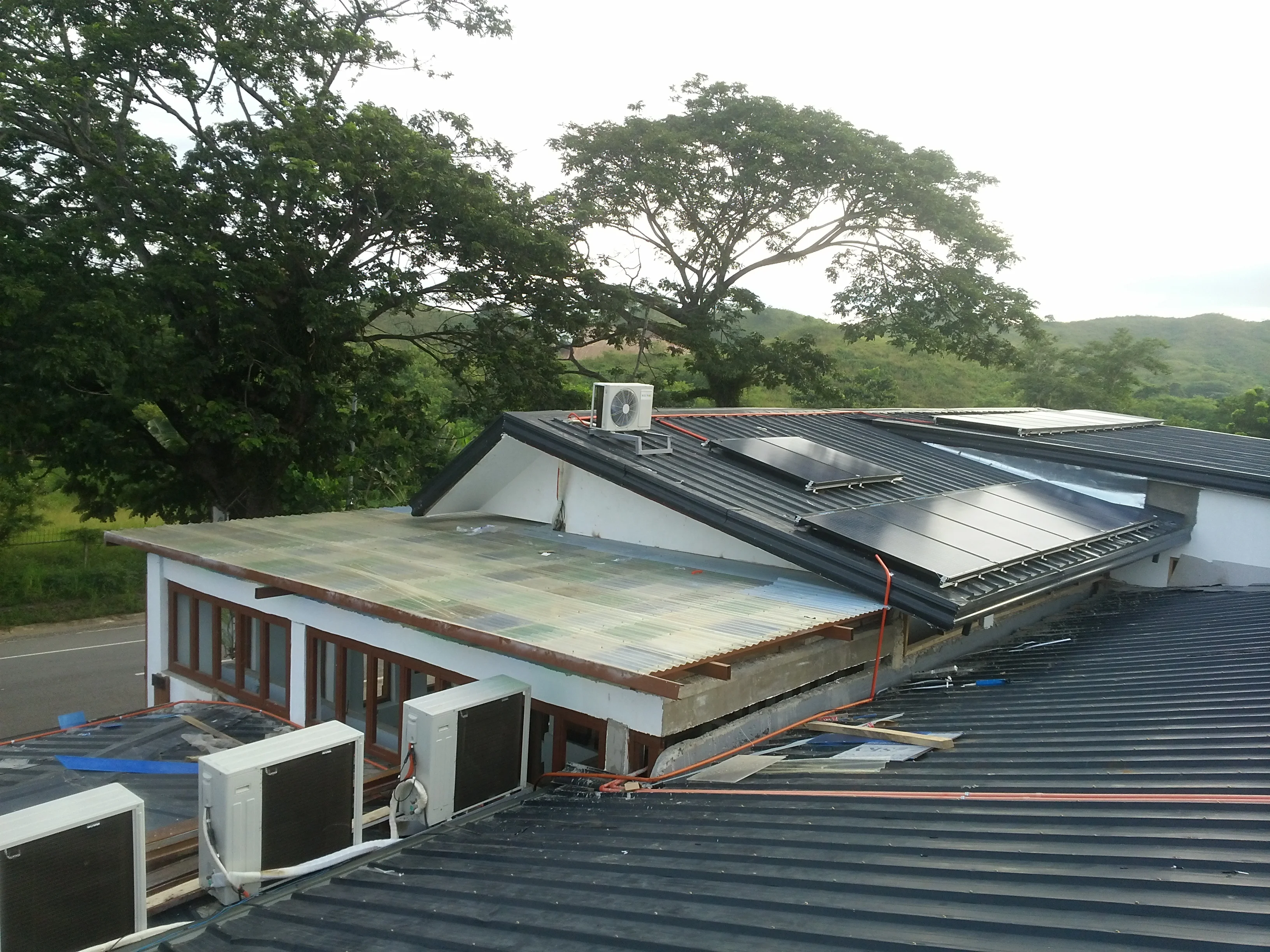 SOENERGY Wall Mounted Solar Air Conditioner Hybrid With Solar Panel Energy And Solar Power System