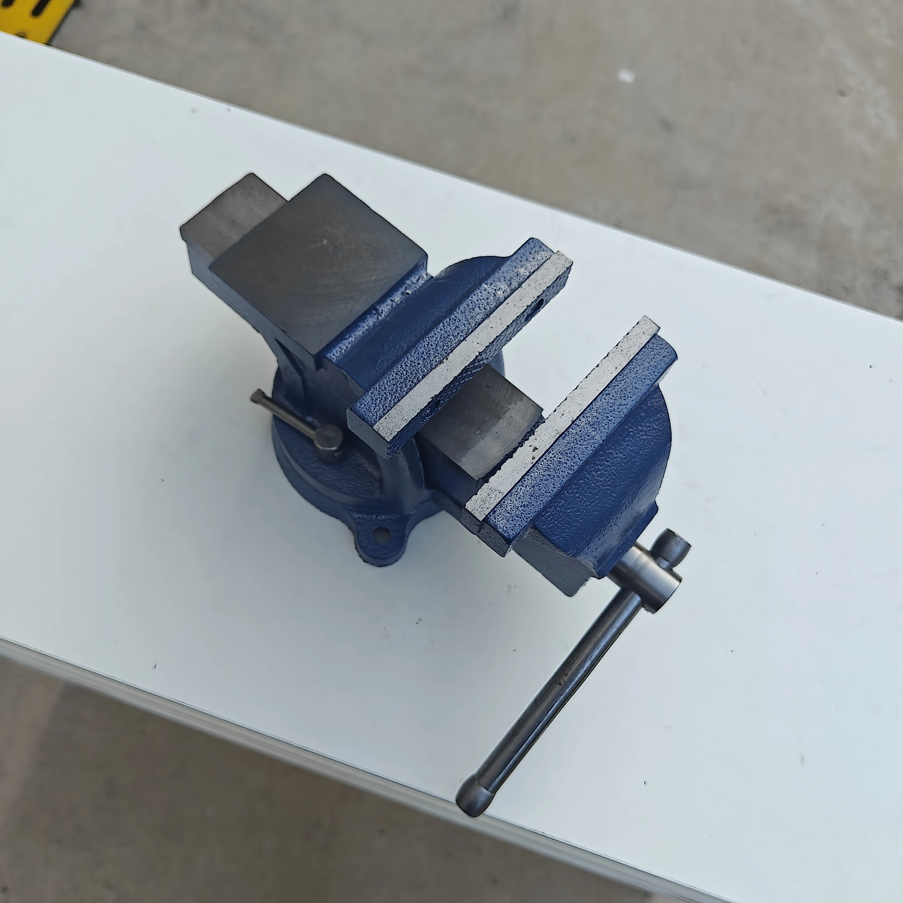 Chrome plated cast iron body with carbon steel jaws Fixed base bench vise Fixed base machine tool