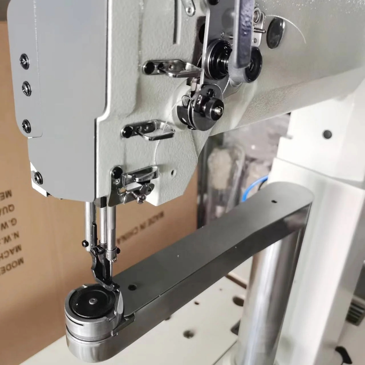HH 8361 360 degree rotating arm cylinder bed sewing machine for heavy duty bags boots production with stepper motor