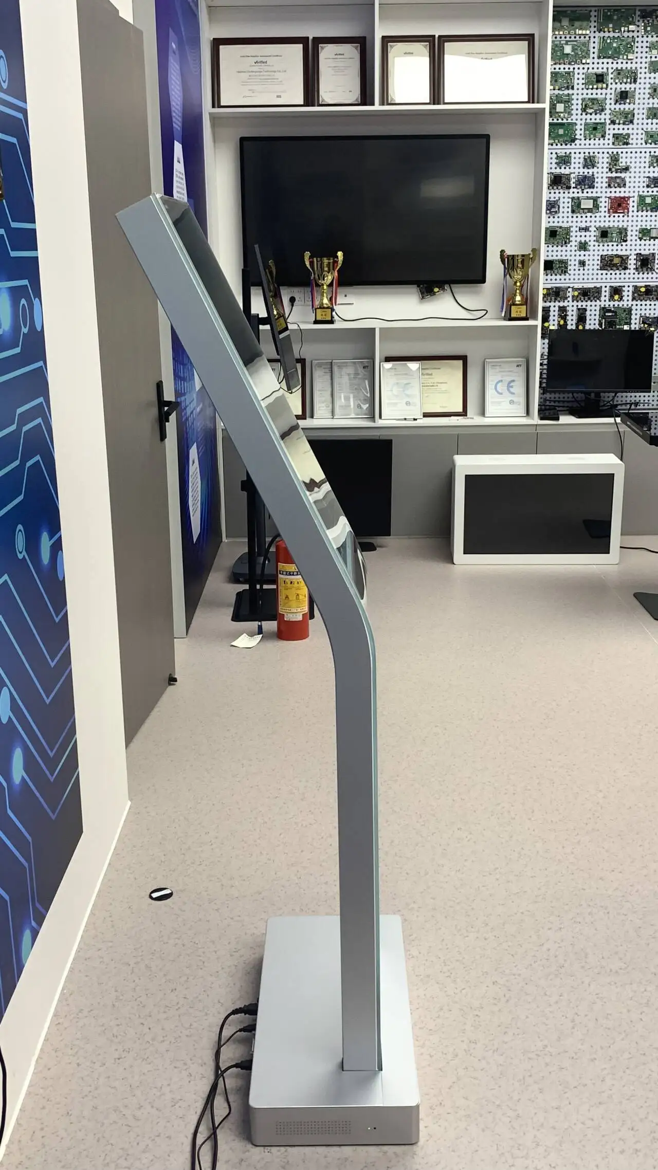 30 Inch Highly Transparent Oled Display Minimalist Structure Glass Body Touch Screen Transparent Oled Visitor Machine