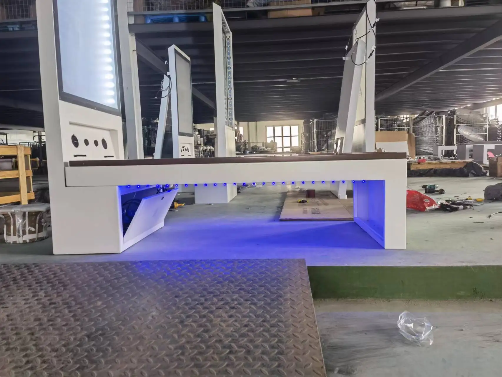 Factory Direct 2022 Solar bench outdoor bench Intelligent bench with WiFi / charging / Bluetooth