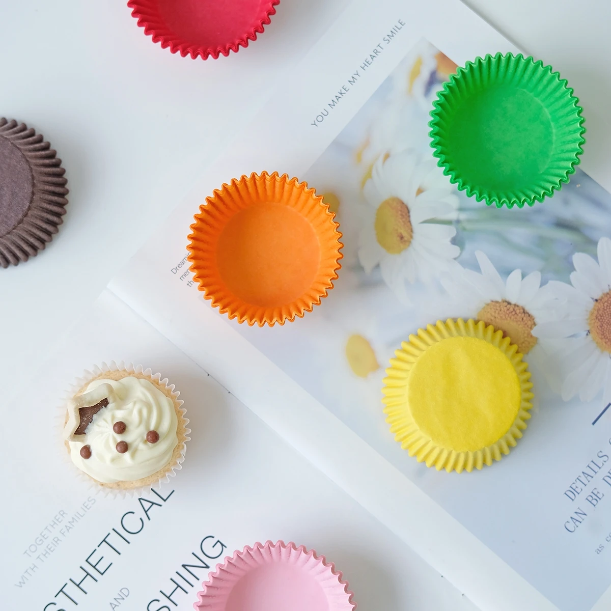 Wholesale Celebration Gift Greaseproof Paper Baking Cake Cups Muffin Cup Disposable Cupcake