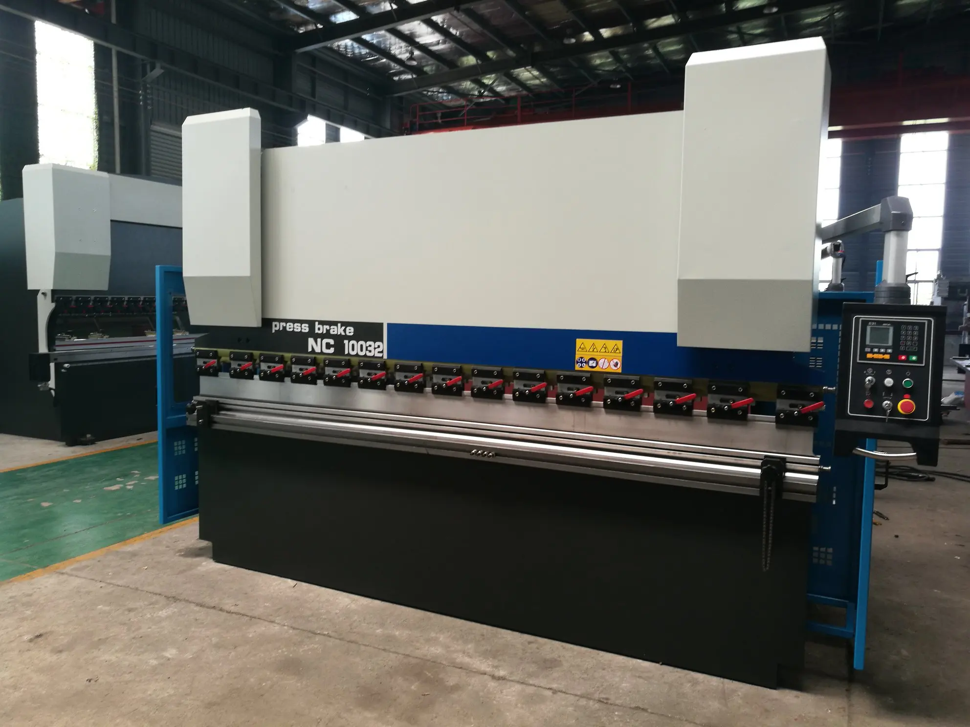 Easy to use E21 E22 E200 E300 NC Hydraulic Press Brake WC67Y 63T 2500MM,3.2mtrs  Sheet Metal Bending Machine