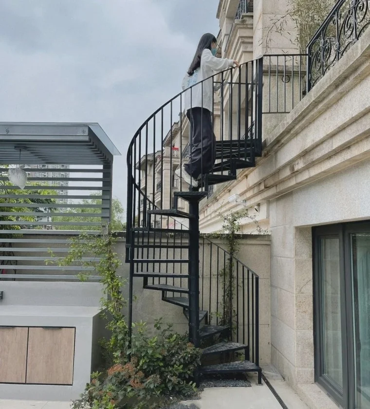 Easy installed villa Commercial glass step spiral staircase resident outdoor wood tread helical stairs/Outdoor stairs