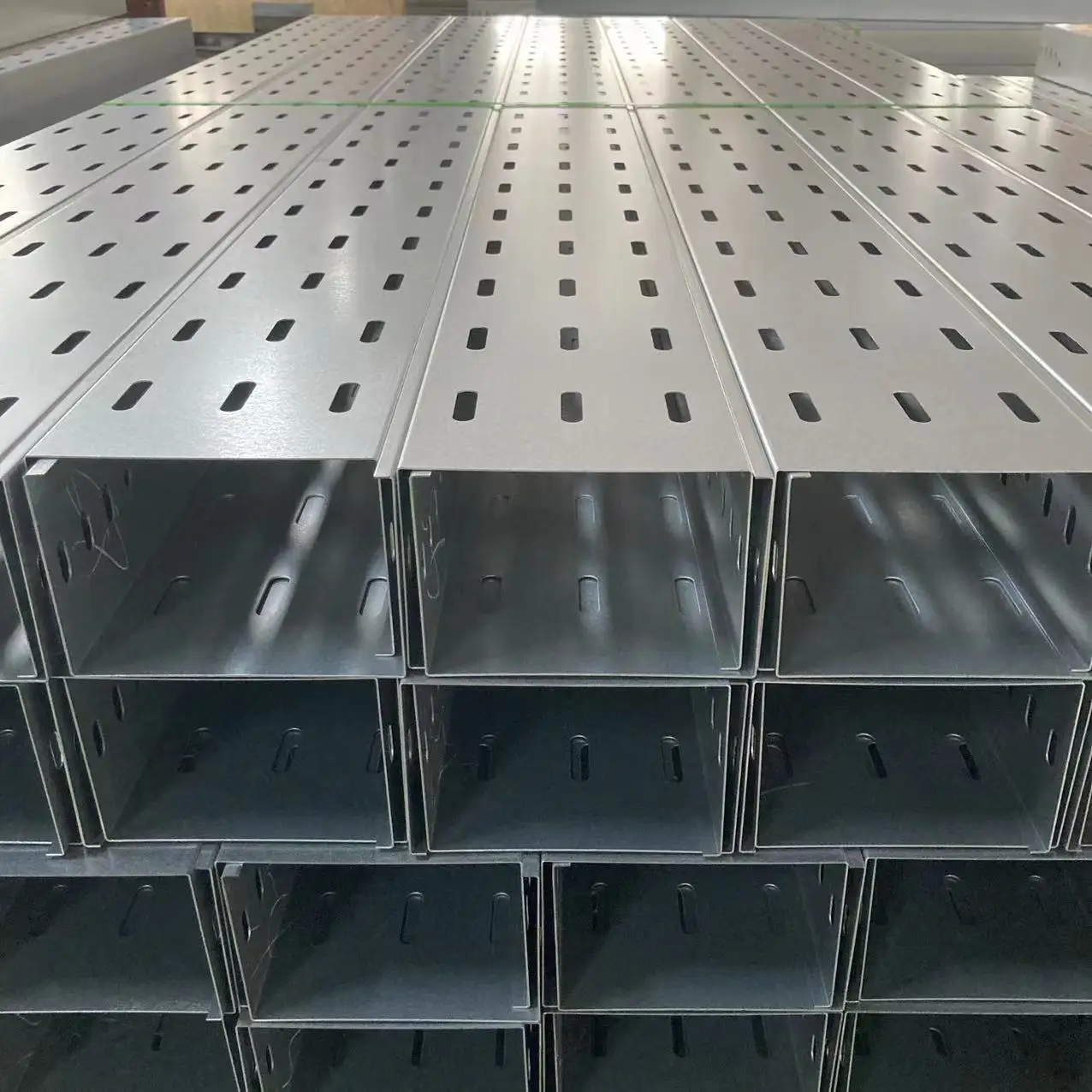 Factory direct electrostatic Hot Dip Galvanized SS316 Steel Outdoor Use Perforated Tray Type Cable Tray