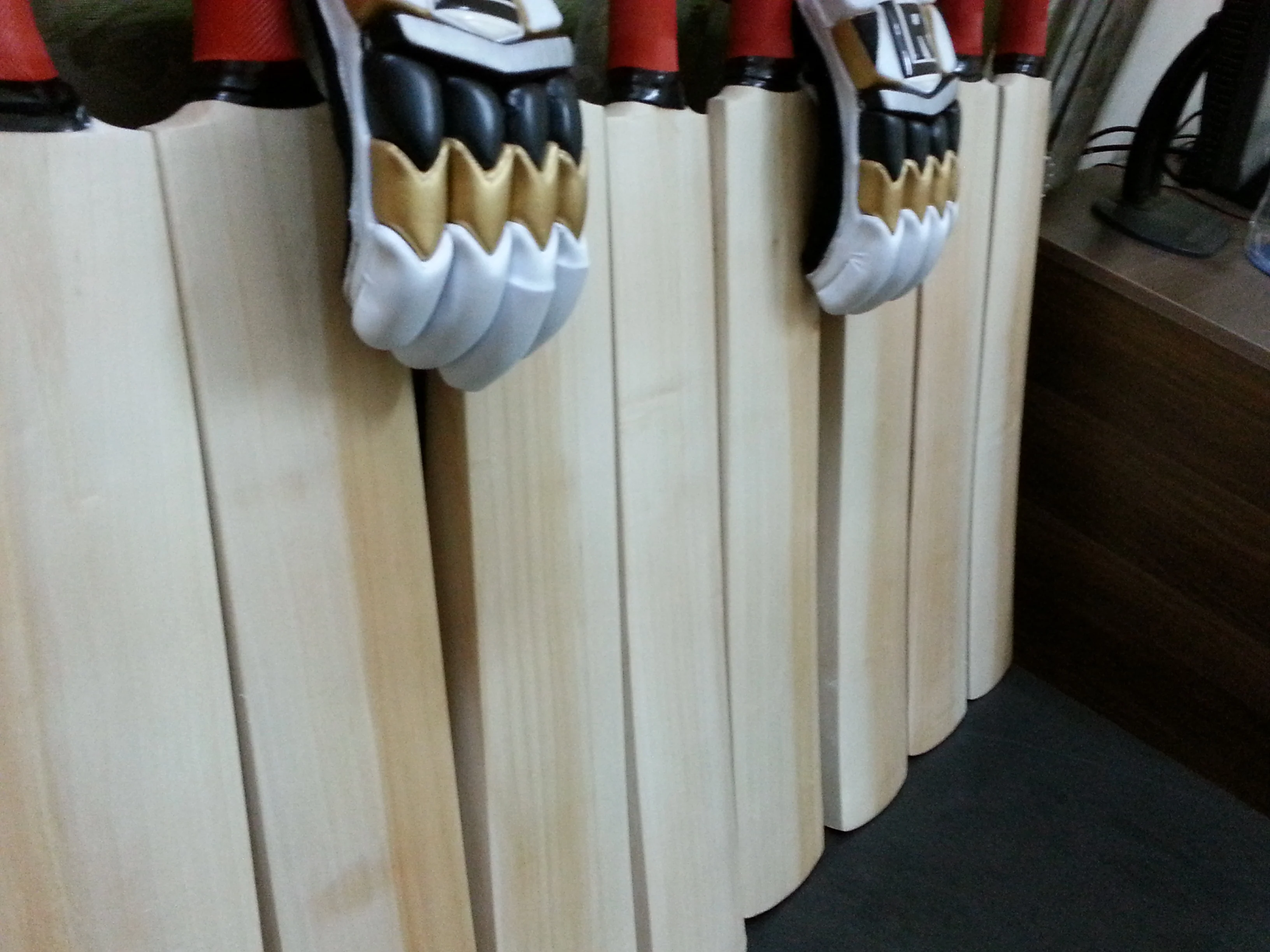 Plain English Willow Cricket Bats 2nd Grade Cricket Bats with Custom requirements High Performance Light Weight Cricket Bats A