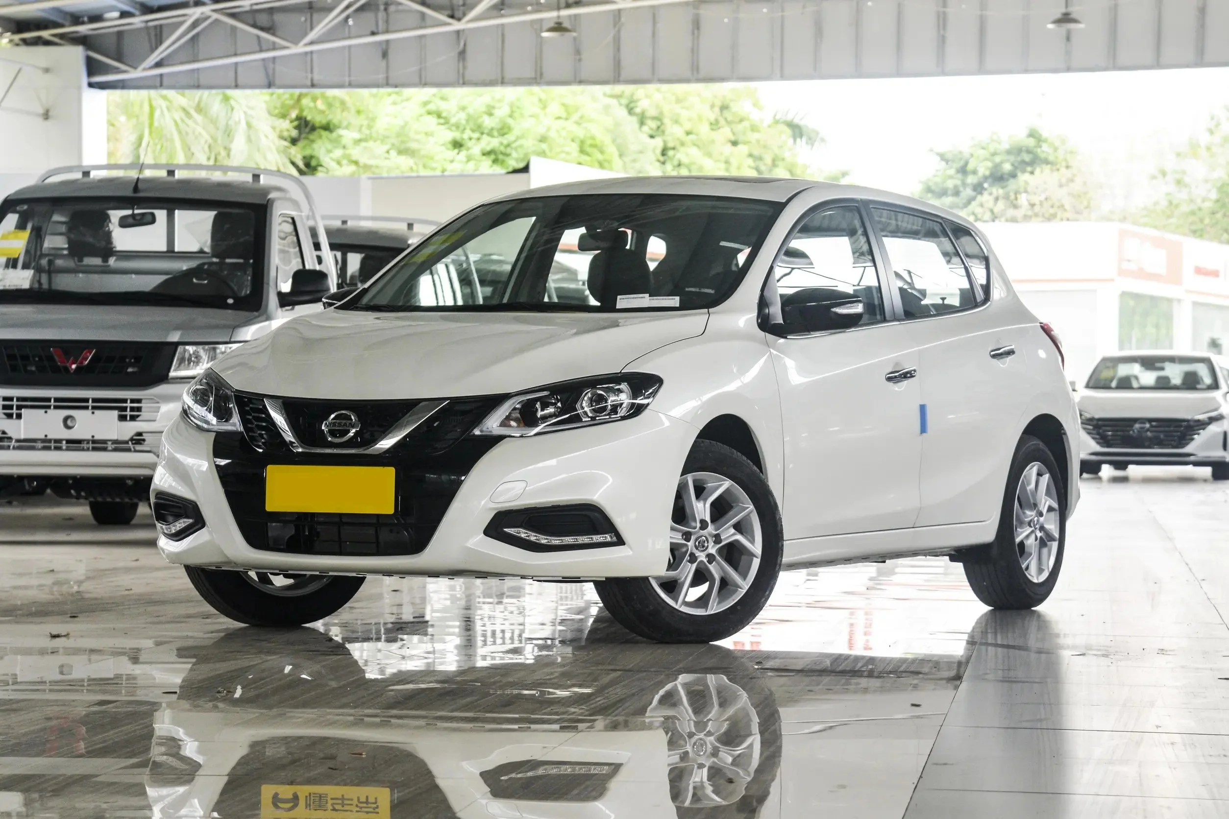 2024 Dongfeng Nissan TIIDA Hatchback 1.6L 122PS Sedan Gasoline Fuel Left Steering Five-Door Five-Seat Leather Manual Gearbox