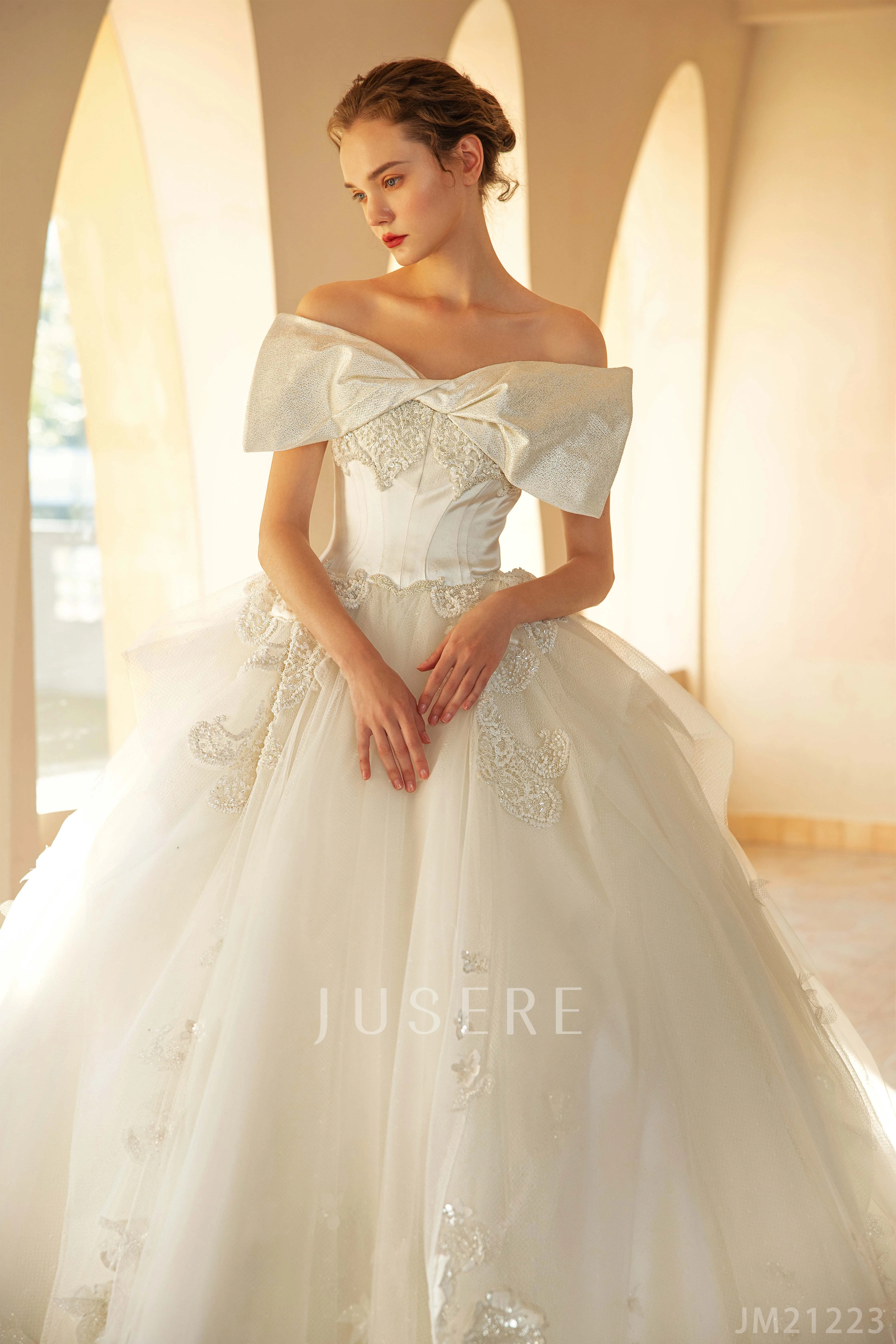 Потрясающие уникальные свадебные платья с кружевной аппликацией и длинным шлейфом