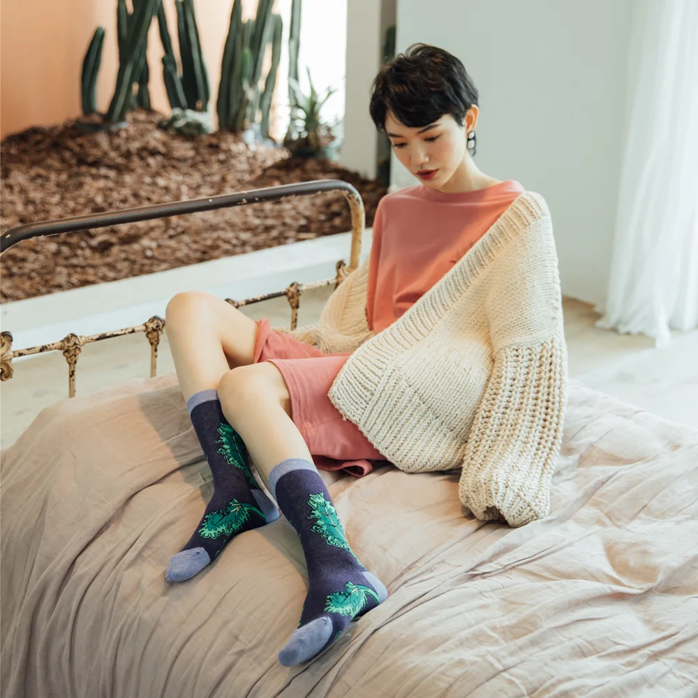 2021 hot sale fashion high quality jacquard printed ladies comfy cotton crew length socks