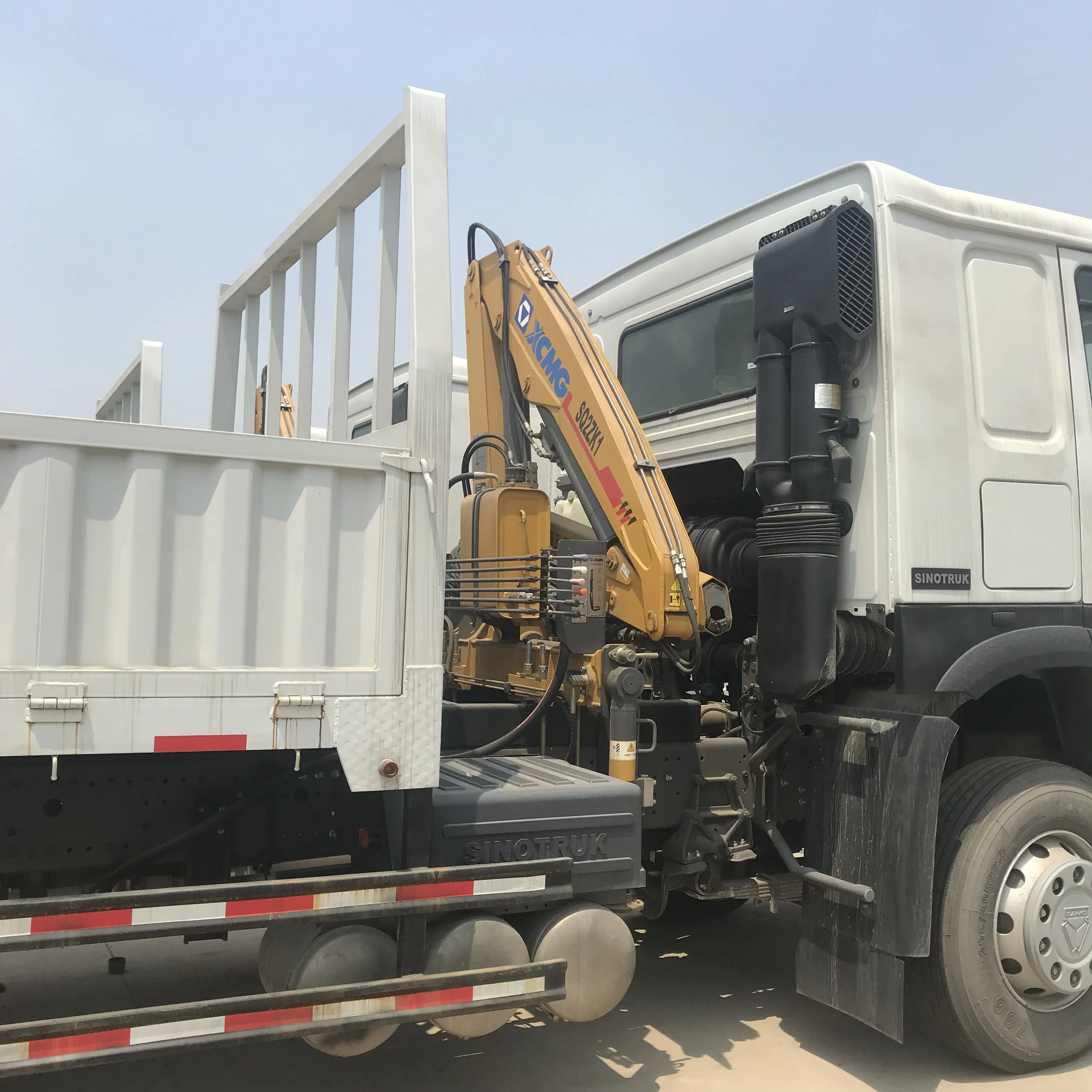 
SINOTRUK HOWO 4x2 Cargo Truck Six Wheels Chassis Mounted Crane Truck 