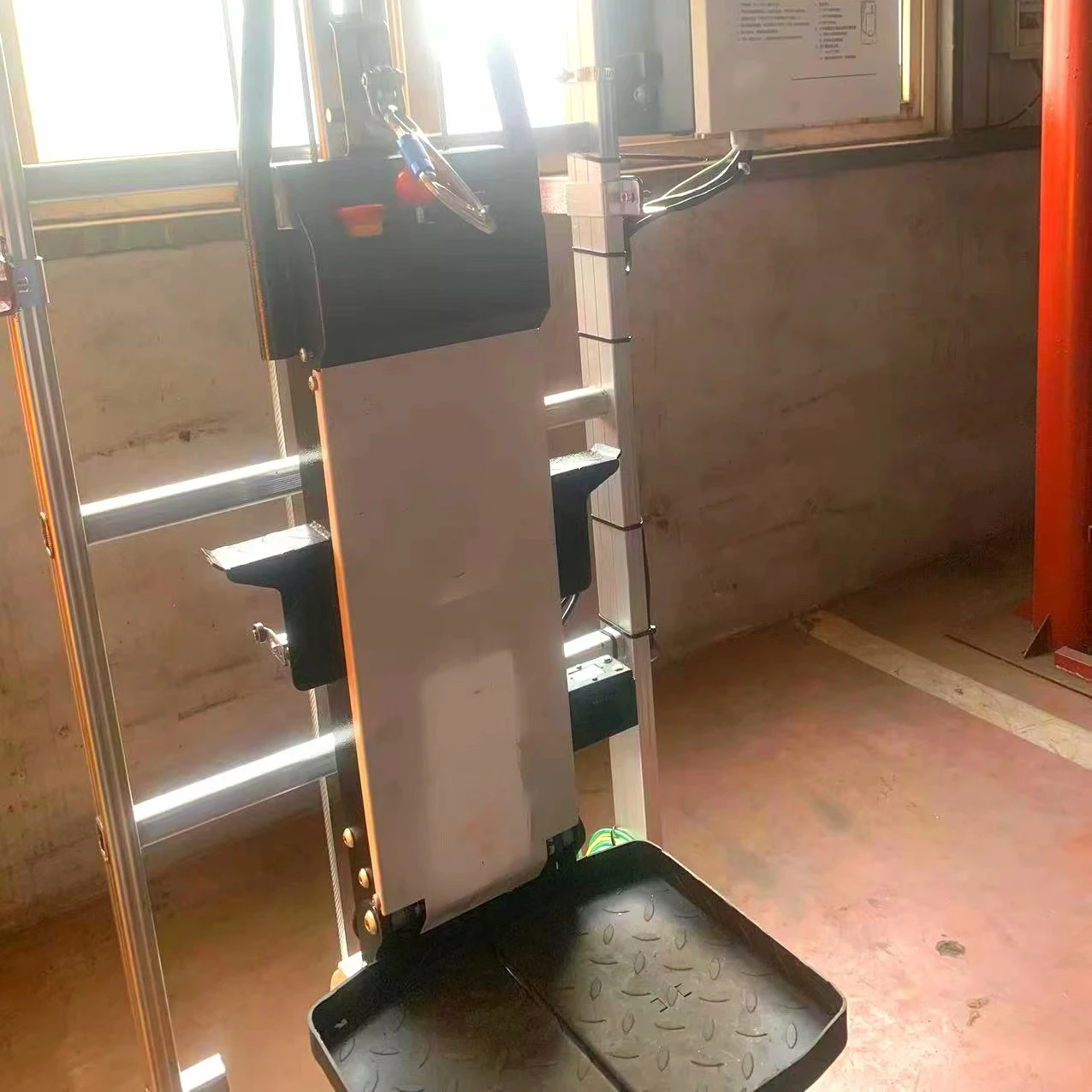 Single man climbing lift Climb free for wind tower turbine