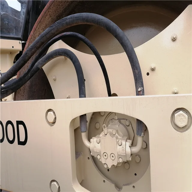 
used SD100D road vibrating roller with cummins water-cooled engine, vibratory roller for sale in stock 