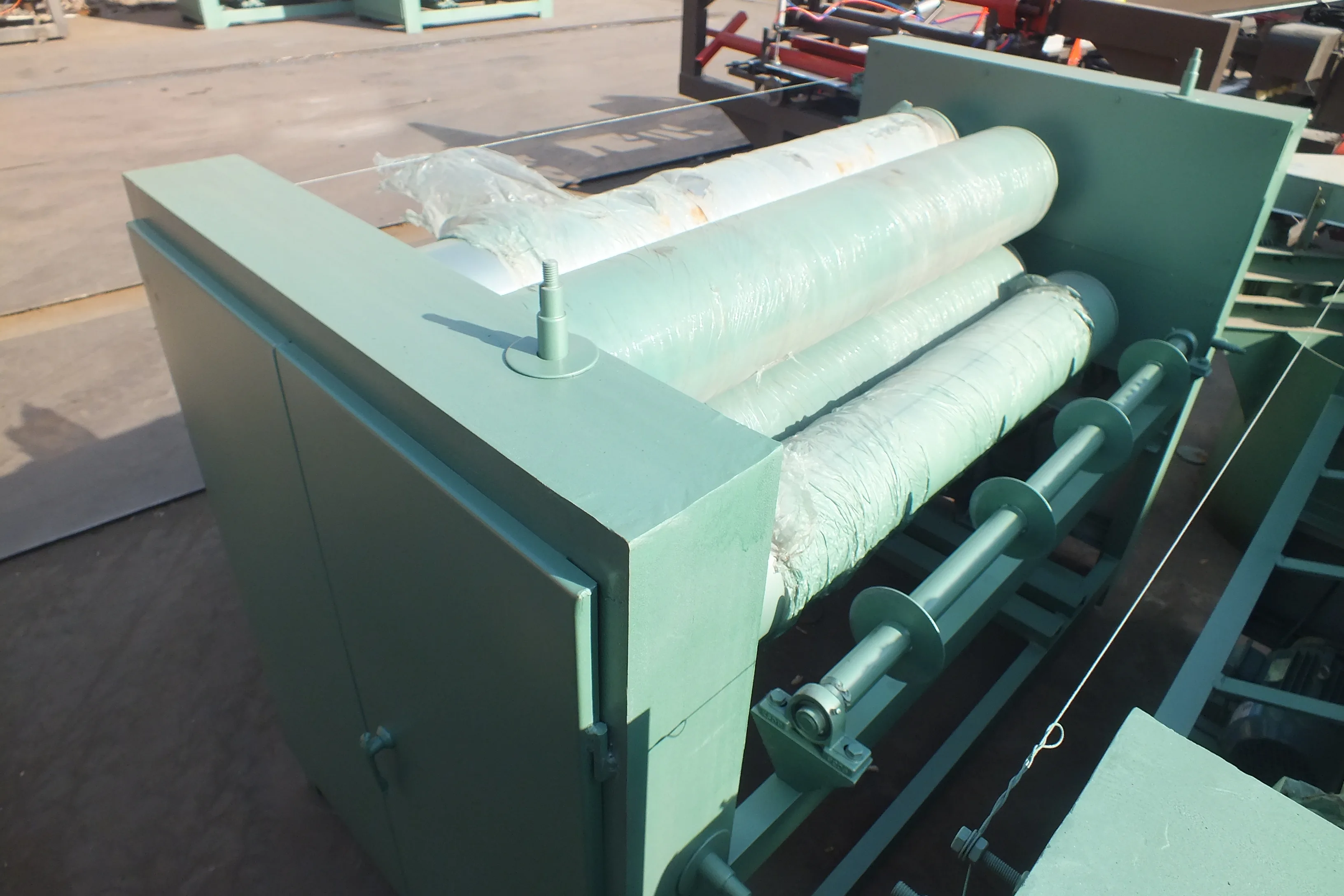 Автоматическая машина для нанесения клея на фанерный шпон