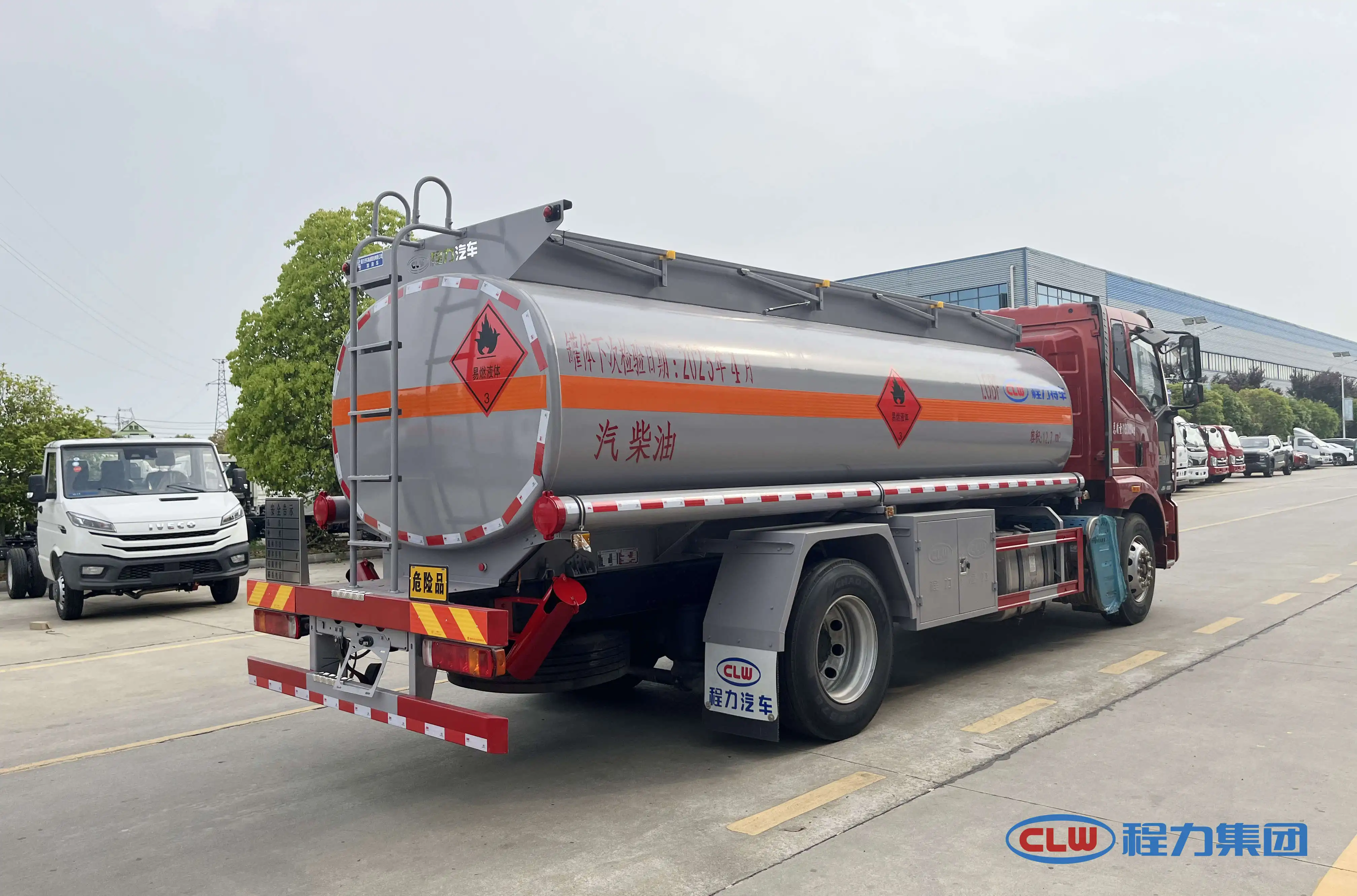 China Supplier 4X2 Fuel Tank Truck 10000L Fuel Tank Truck Oil Diesel Gasoline Transport Truck