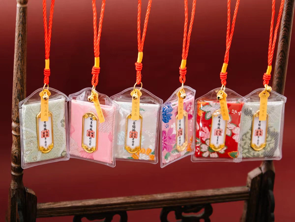 oMaMori Kawaii Maneki Neko Lucky Cat Japanese Amulet Lovely Car Hanger Charm Pompom Keychain