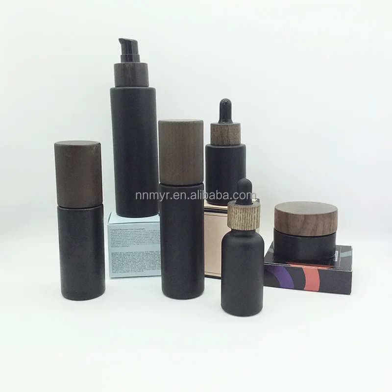Factory customizes packaging for different types of skincare products, which are biodegradable and labeled in small quantities.