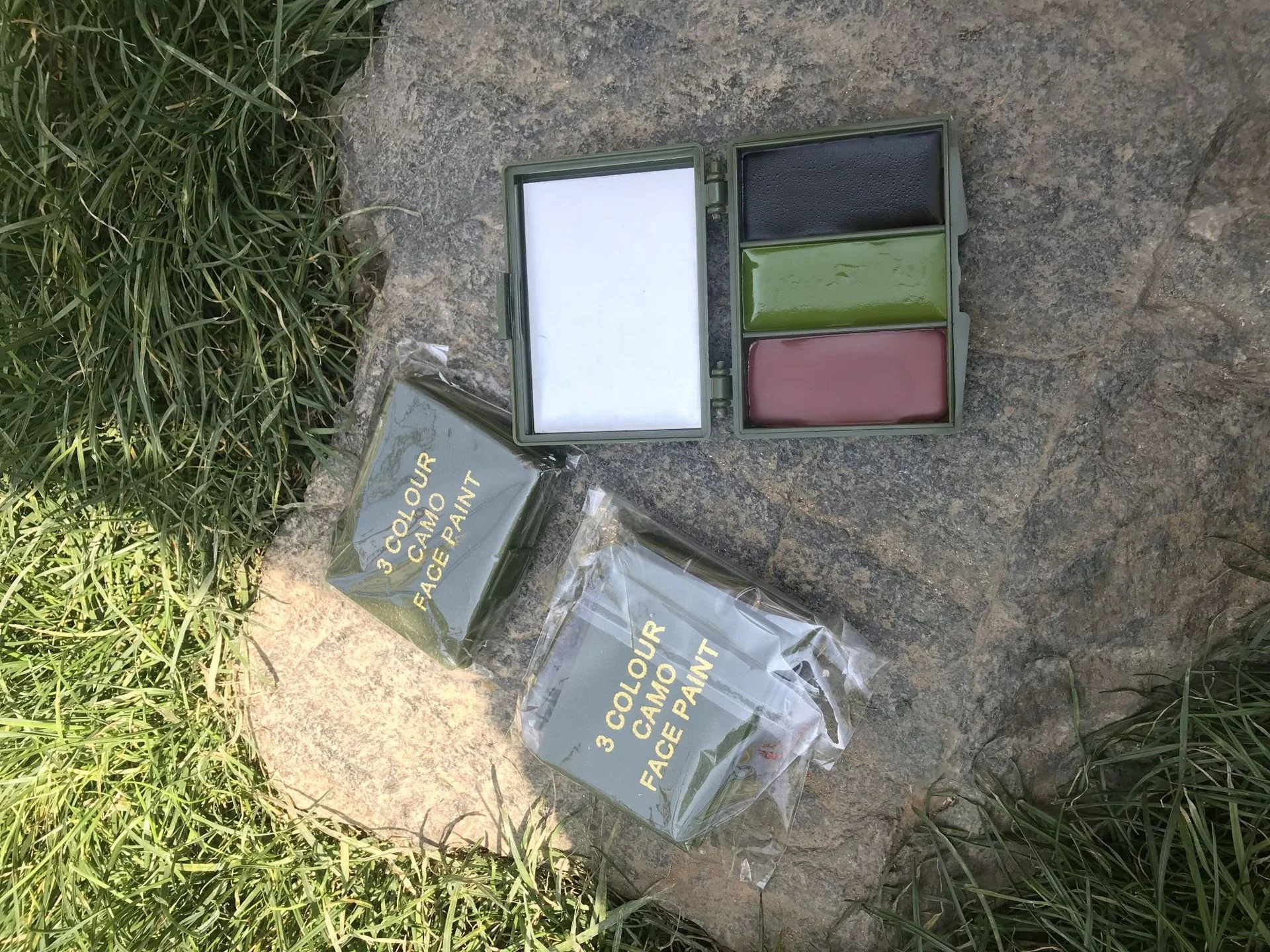 3 Color Black Green Brown Camouflage Face Paint Forest Woodland Digital Makeup Kit with Mirror