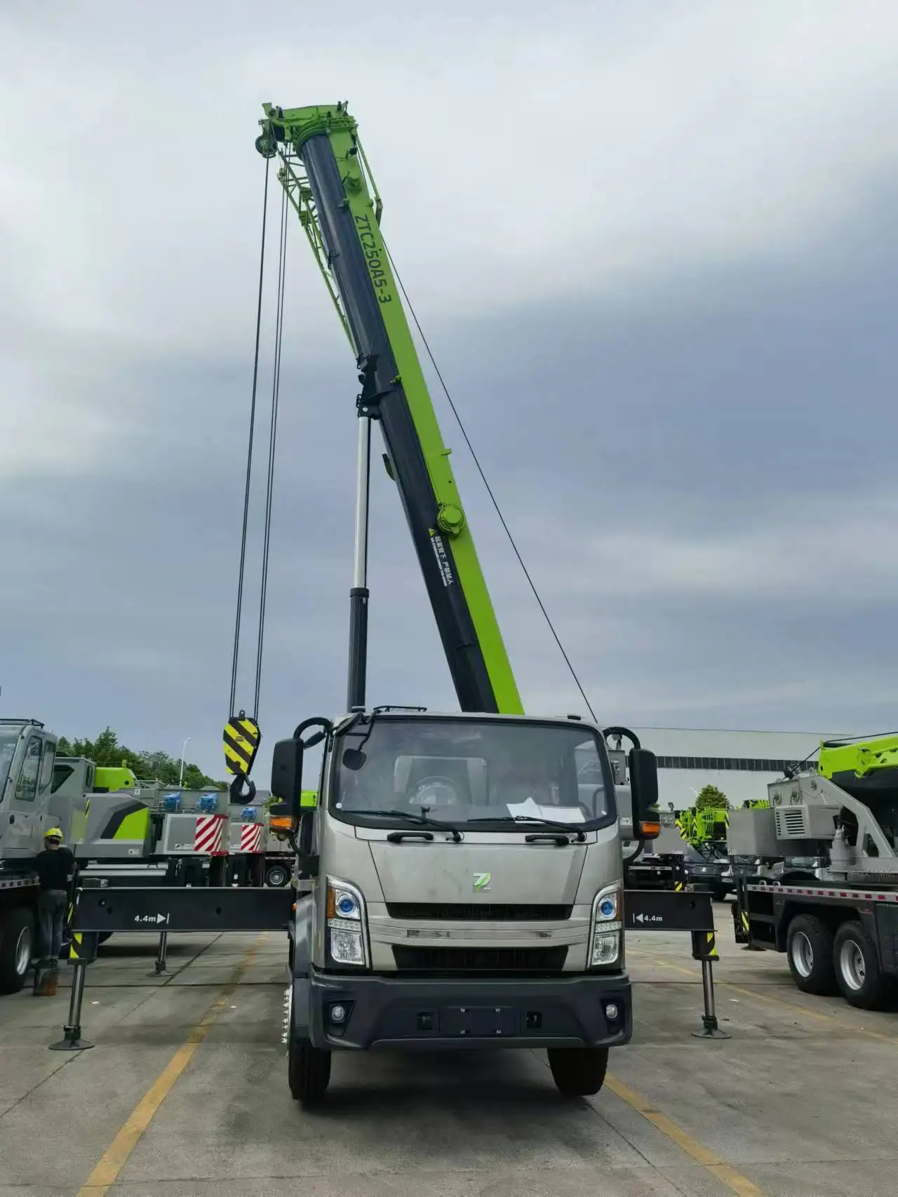 New Truck Crane Wheels Mobile Zoomlion ZTC250A5 Lifting Equipment Zoomlion Heavy Machinery Mobile Crane 25 Ton