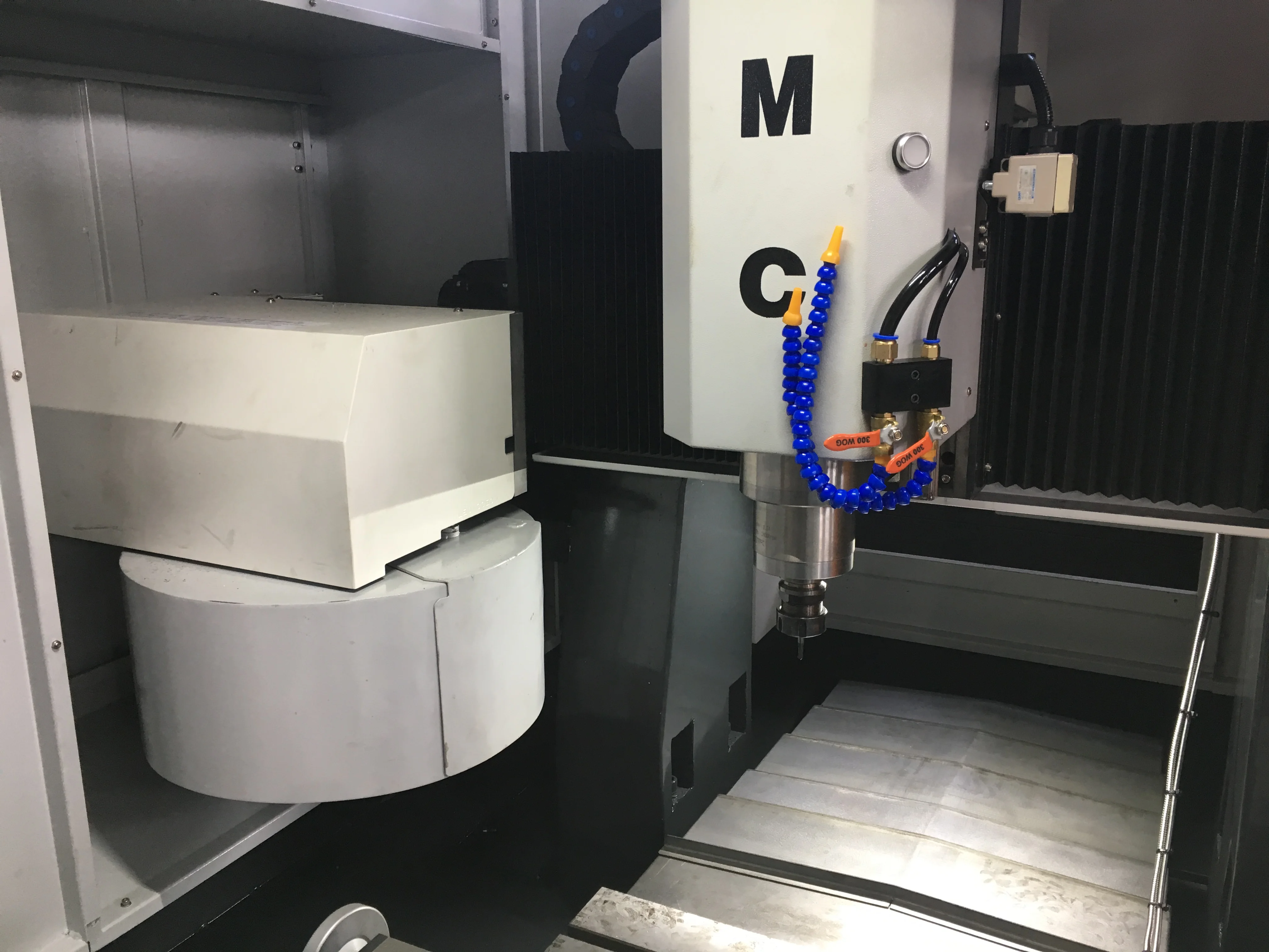 Maxtors LNC Controller precision machining YMC-6050 4 axis CNC Milling Machine Center With CNC Rotary Table or Dividing Head