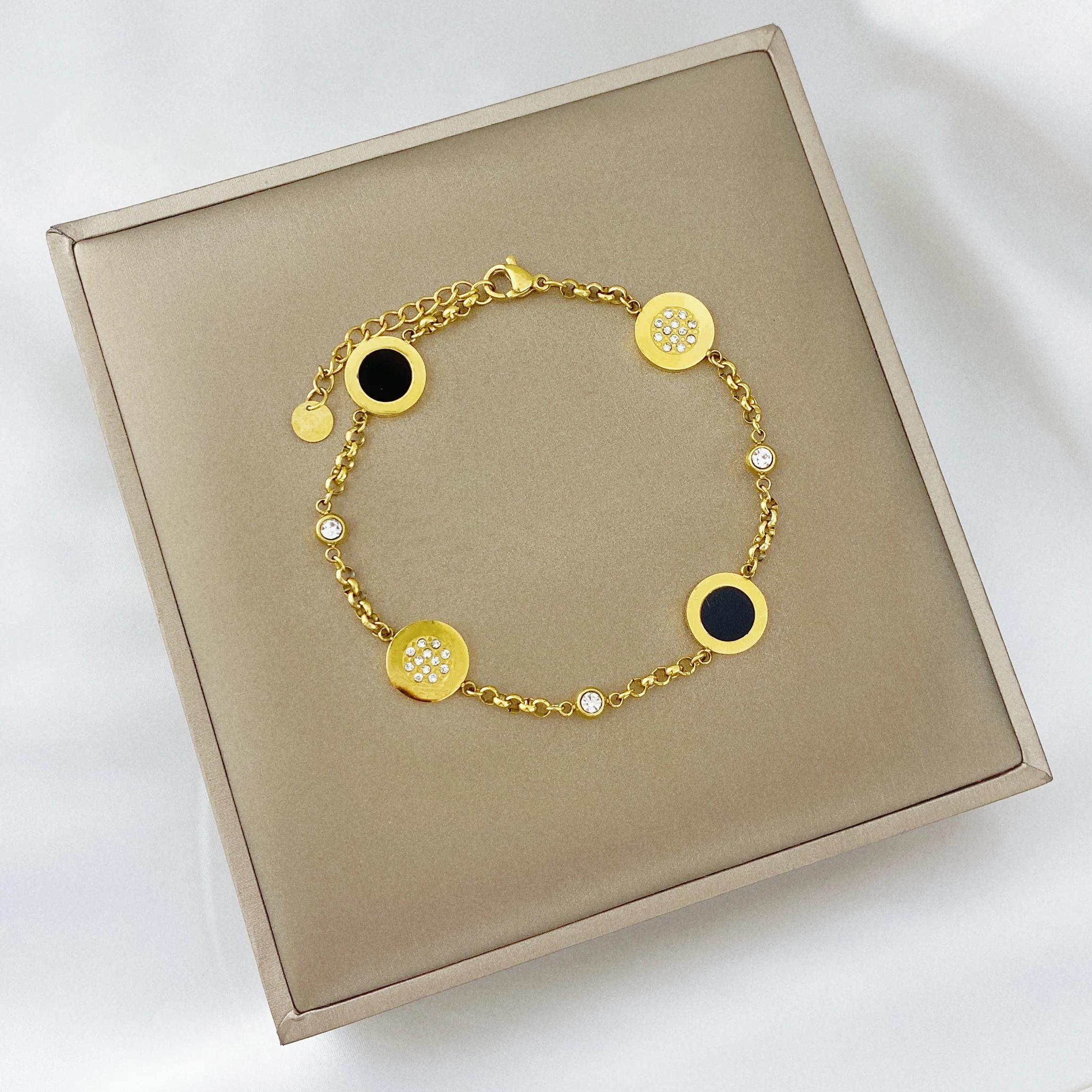 
Korean High Quality Stainless Steel Manufacturer Gold Plated Women Charm Bracelets Black And White Shells Jewelry 