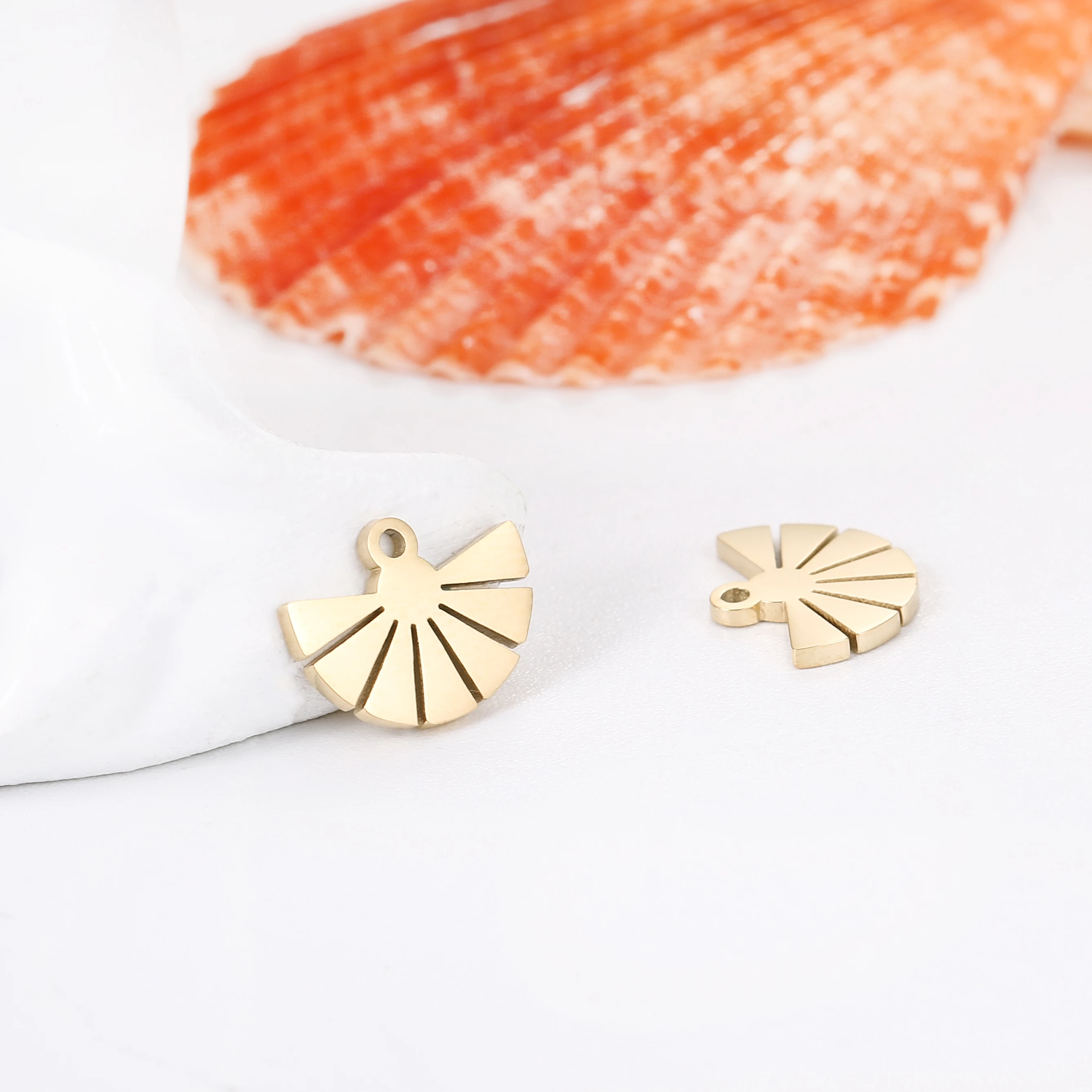 
Fashion Fan Shaped Desgner Jewelry Charms Gold Plated High Quality Stainless Steel Pendant 