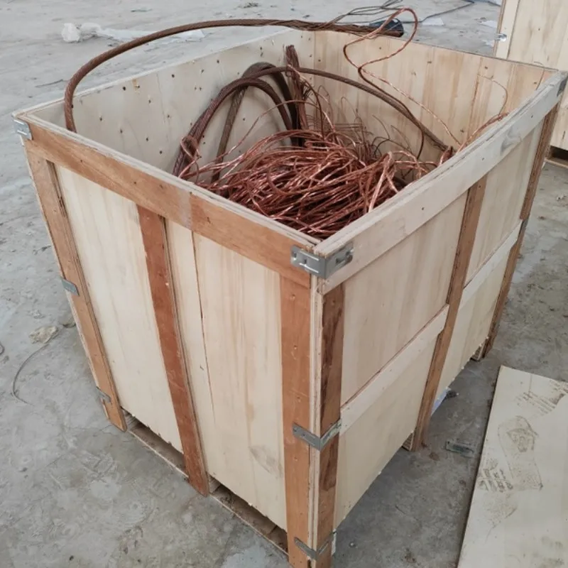 Инспектор выбирает образец на заводе для тестирования продукта