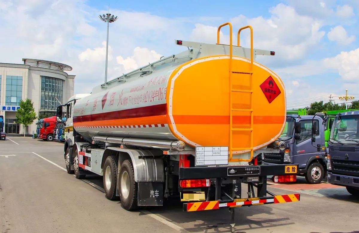 Грузовик с топливным баком Howo 30 кубических емкостью 8*4 большая нефтяная коробка передач 8-Speend механической коробкой