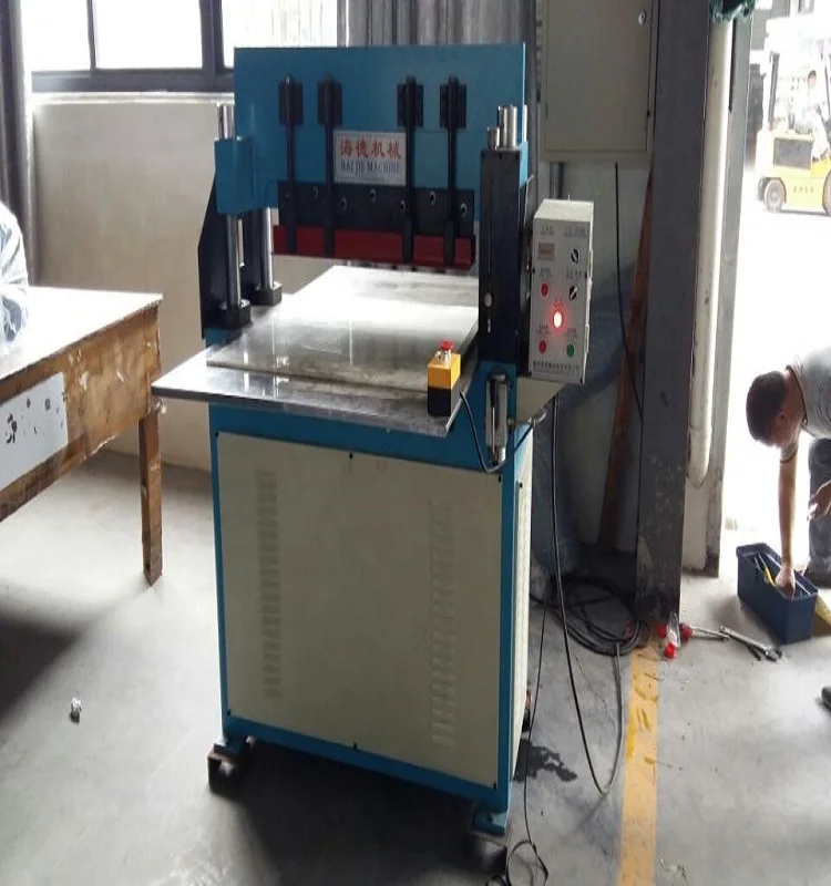 Hydraulic fabric cotton pads cutting machine