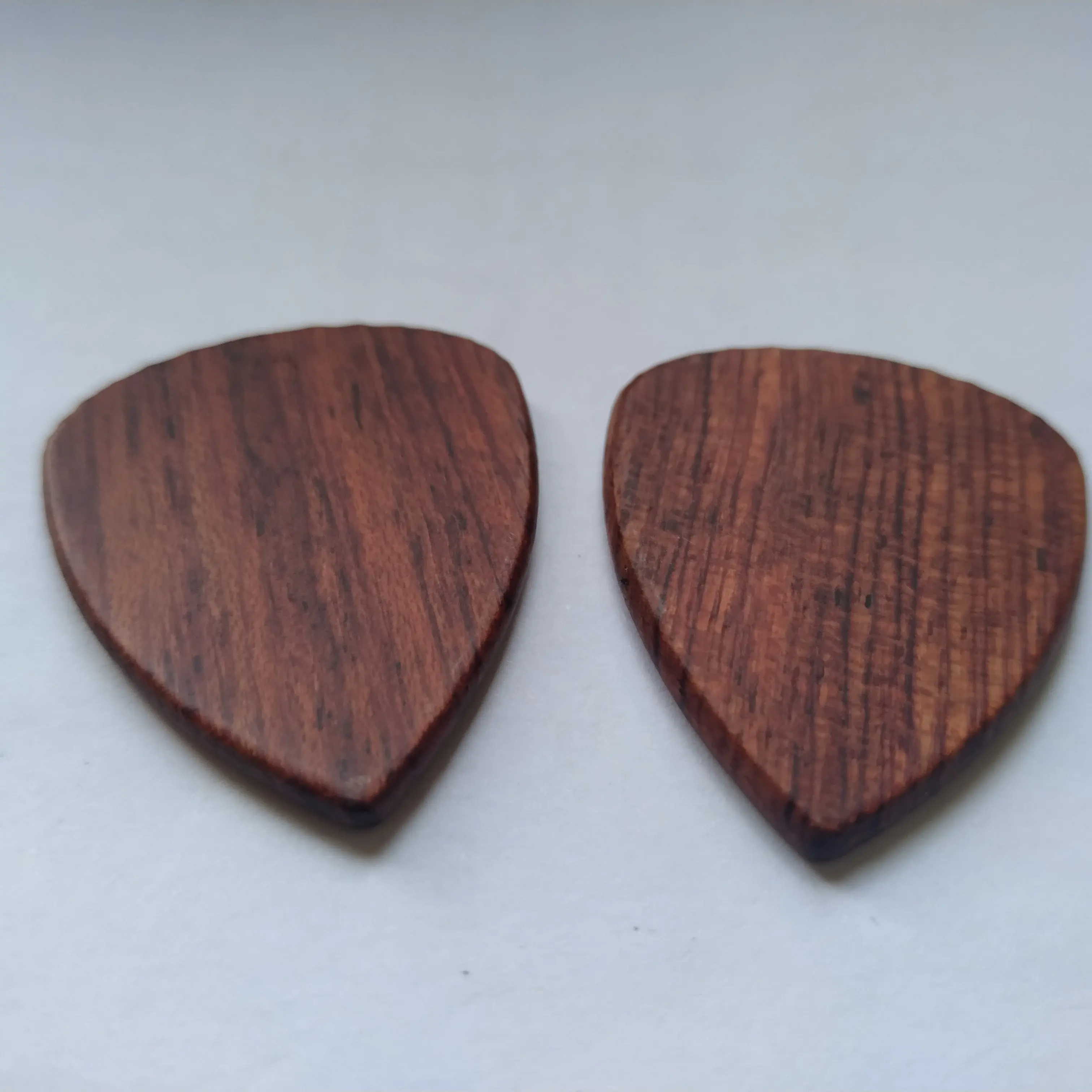 simple durable Guitar / bass / ukulele plucking Brazilian rosewood pick guitar