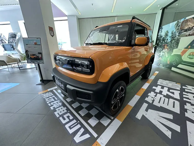 The best-selling Wuling Baojun yep 4-seater 3-door mini electric vehicle  cheap new energy vehicles in 2023 at stock