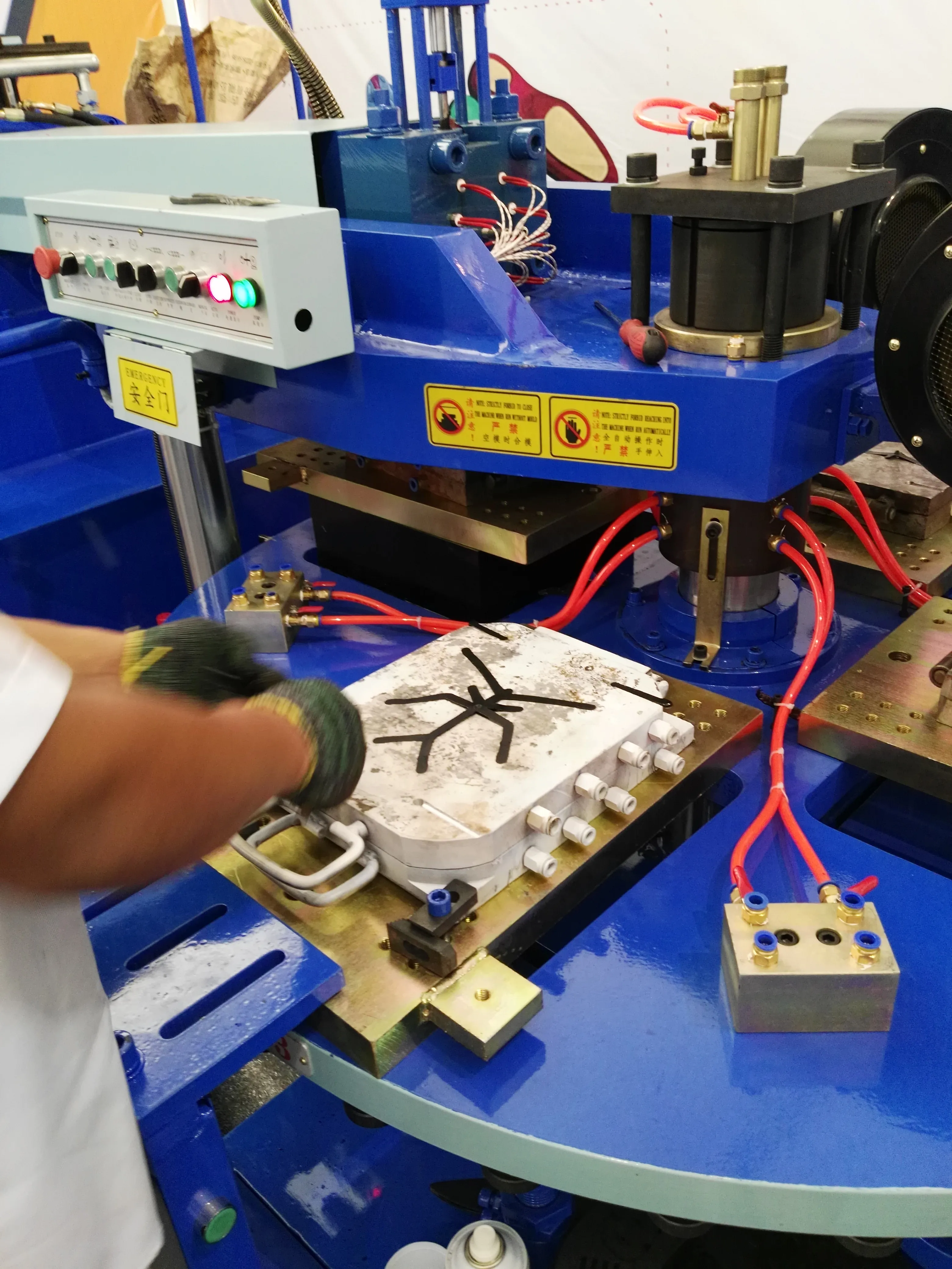 
Automatic rotary water cooling type one color TPU injection shoe making machine 