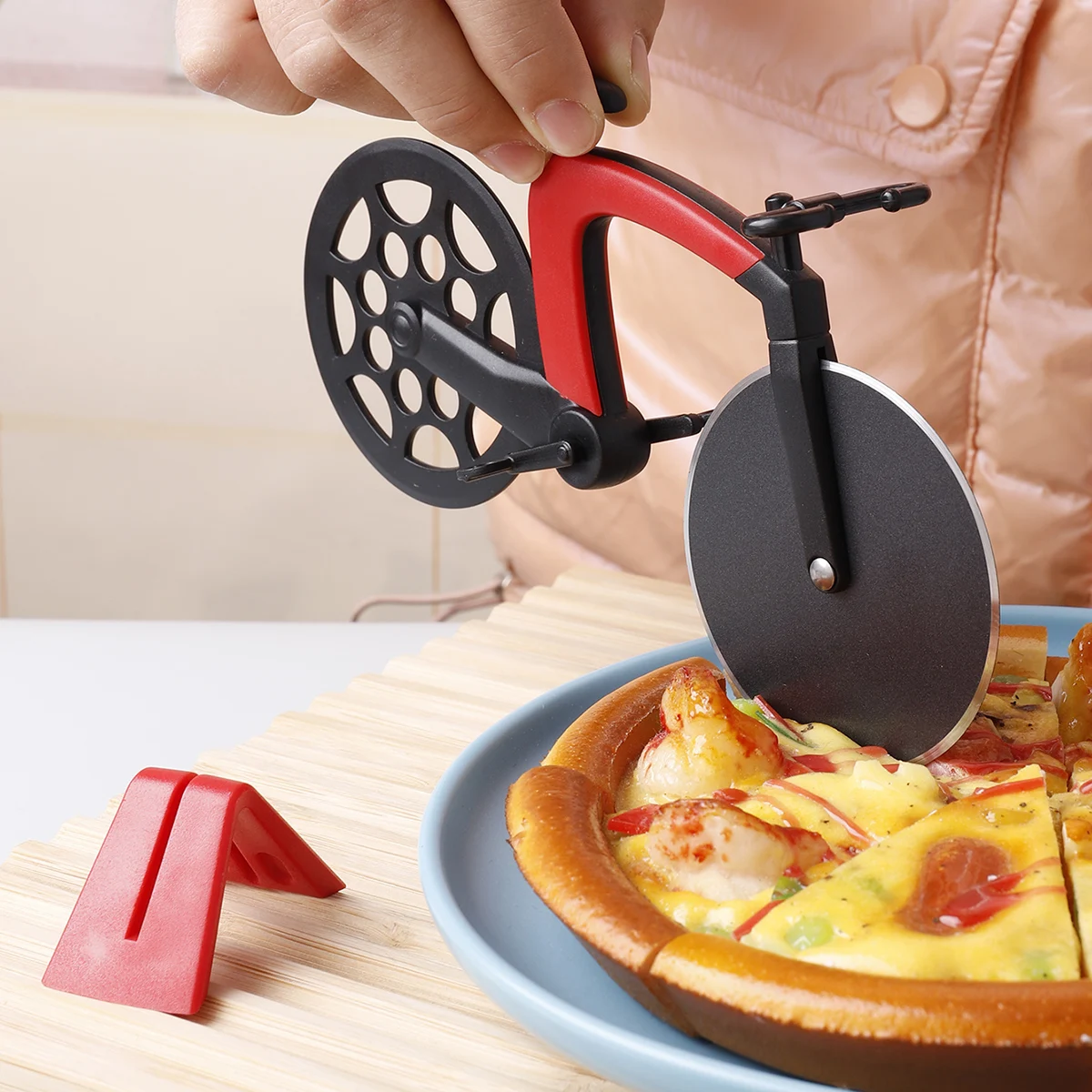 Custom logo dough cutter wheel stainless steel bike pizza slicer with a stand