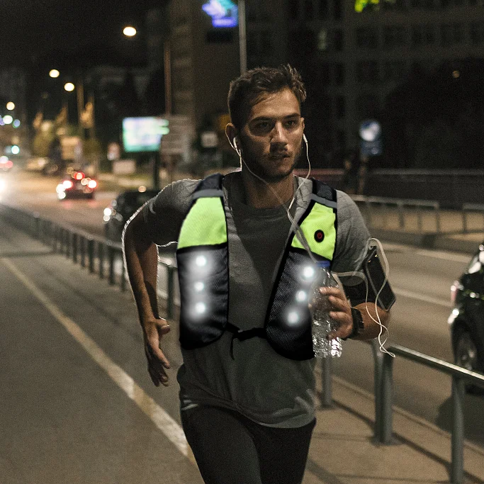 2023 New Products Explosion Reflective Safety Sport Gear Cycling Running Sport Unisex Men Vest With Led Lights And Phone Pocket
