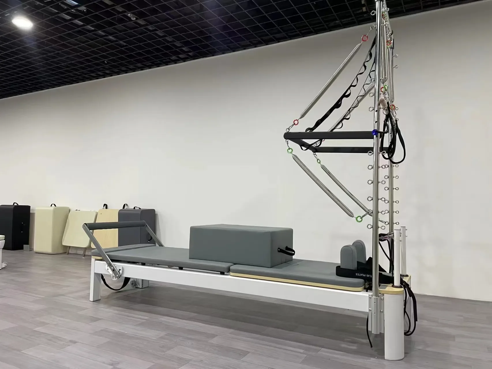 White Aluminum Reformer Half Trapeze Studio Reformer with Tower Reformer Half Trapeze