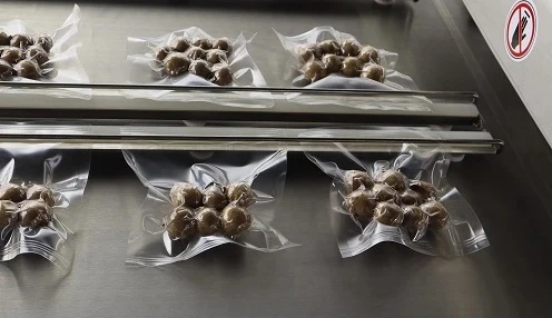 Automatic Rolling belt type continuous vacuum a large  scale packaging machine