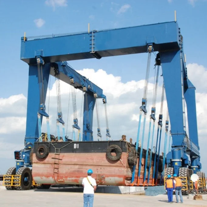 China Straddle Boat Hoist Mobile Yacht Boat Hoist Lift Gantry Crane 100ton