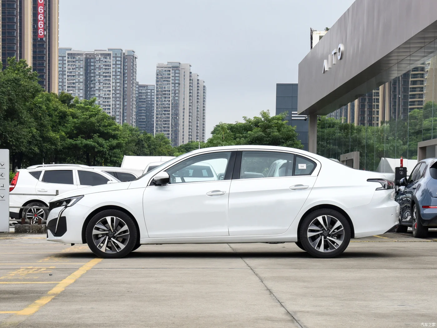 В наличии 2020 Dongfeng Peugeot 408 Подержанный автомобиль 1 5 т китайский бензиновый компактный седан мест