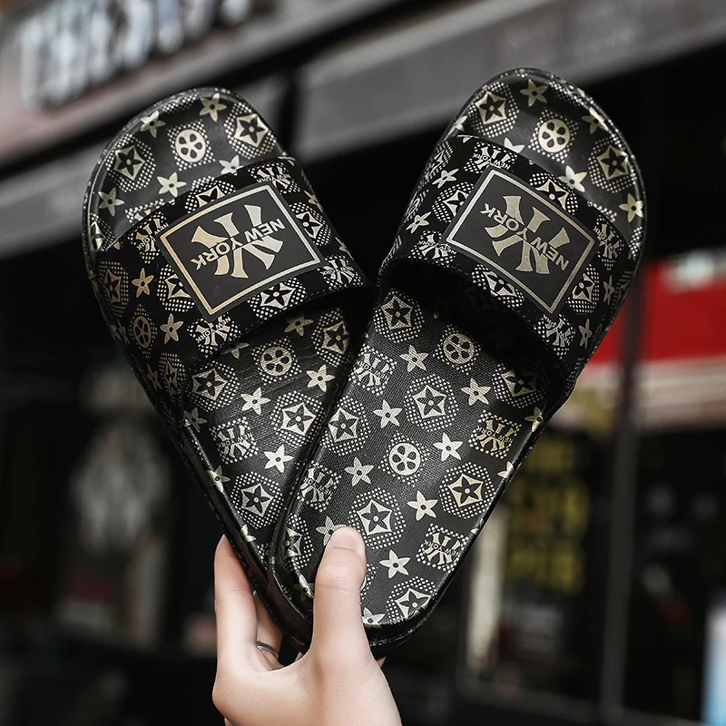 HN4401  New hot style indoor slippers hot sell beach shoes are customizable  custom LOGO black slides