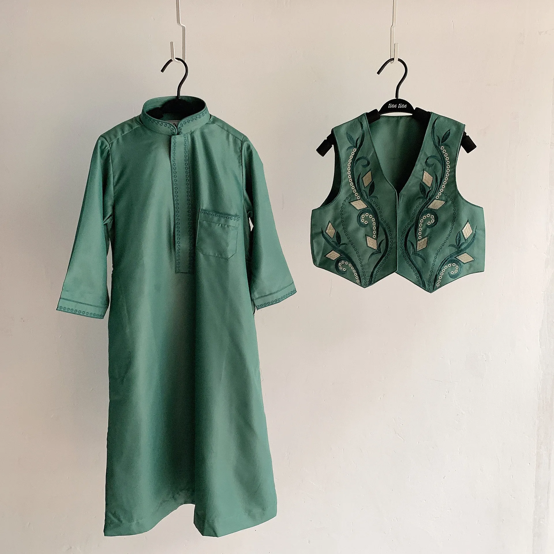 Factory Direct Children Muslim Embroidered Clothes Thobe Robe Kids Boys Islamic Arab Clothing Jubah Kids Abaya Set