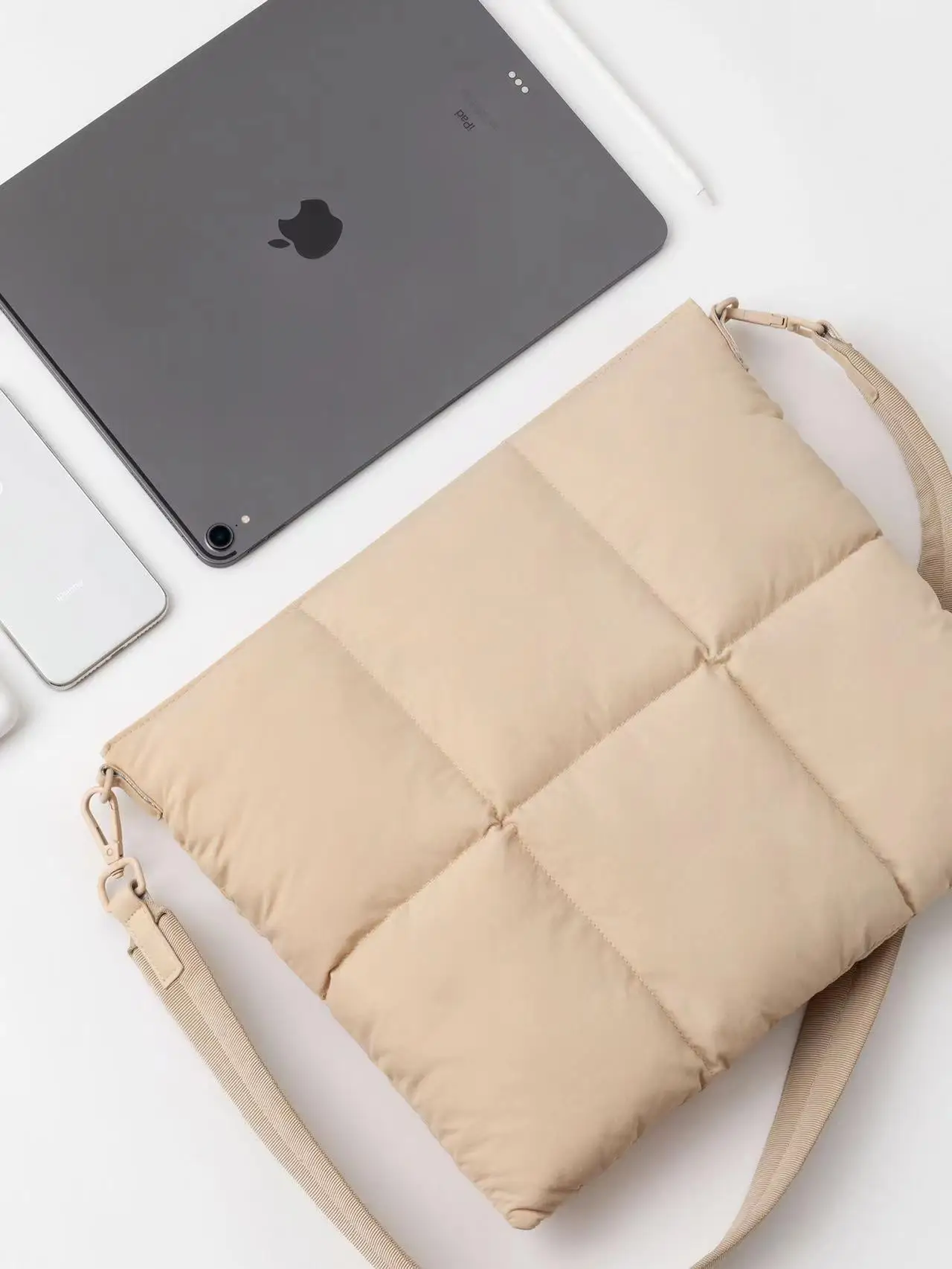 Fashion trendy Light weight waterproof Nylon Puffy Bag laptop carrying case laptop case with strap